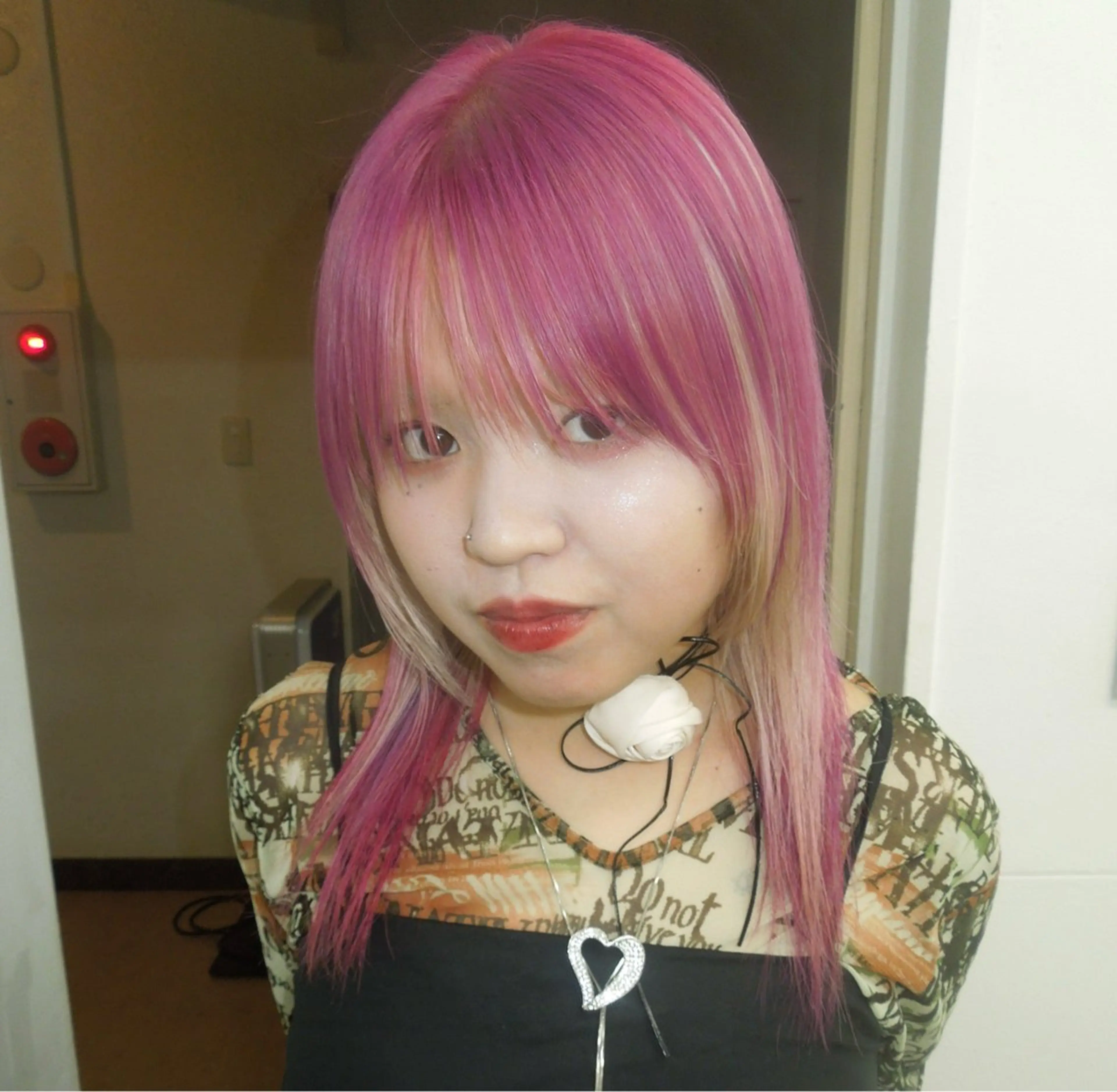 セミロング カラー ブロンド デザインカラー ピンクカラー カット ヘアカラー トリートメント タマキ/ パーマ/Wカラーのヘアスタイル