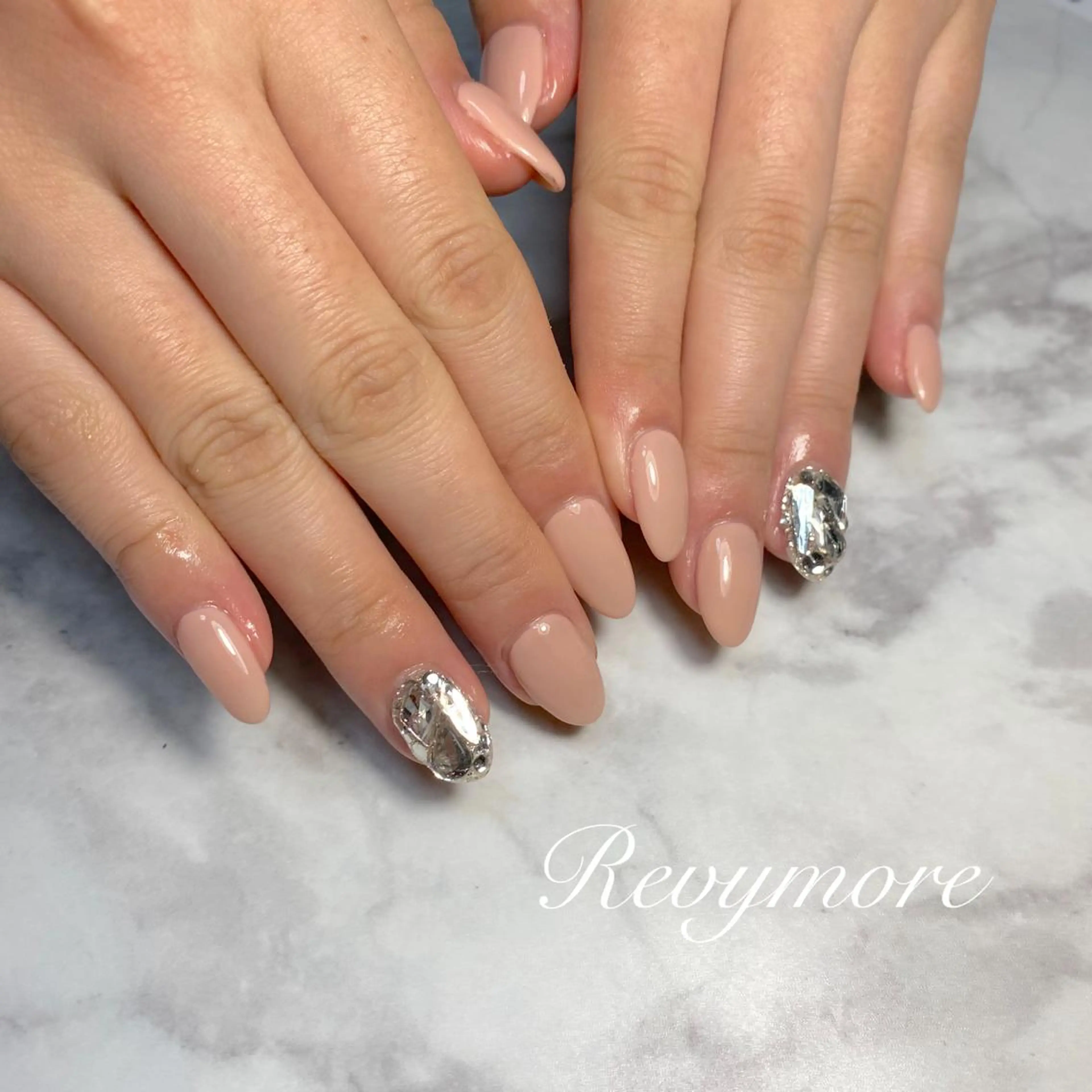 ミディアム ネイル 韓国風ヘア ジェルネイル キラキラネイル 韓国ネイル ニュアンスネイル nail salon Revymoreのネイルデザイン