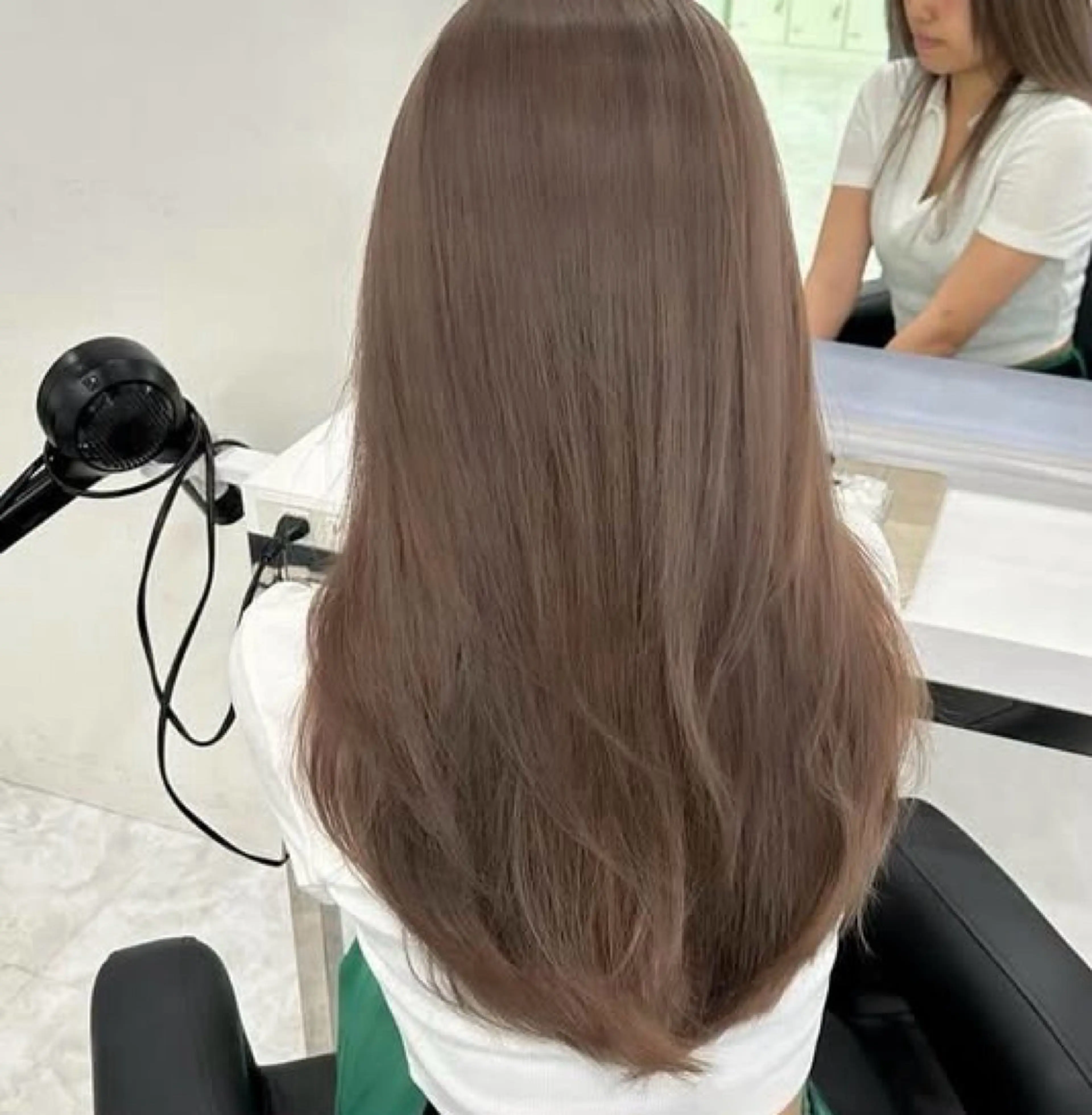 ロング カラー ベージュカラー ミルクティーベージュ カット ヘアカラー トリートメント Liru:smart salon/茅ヶ崎のヘアスタイル