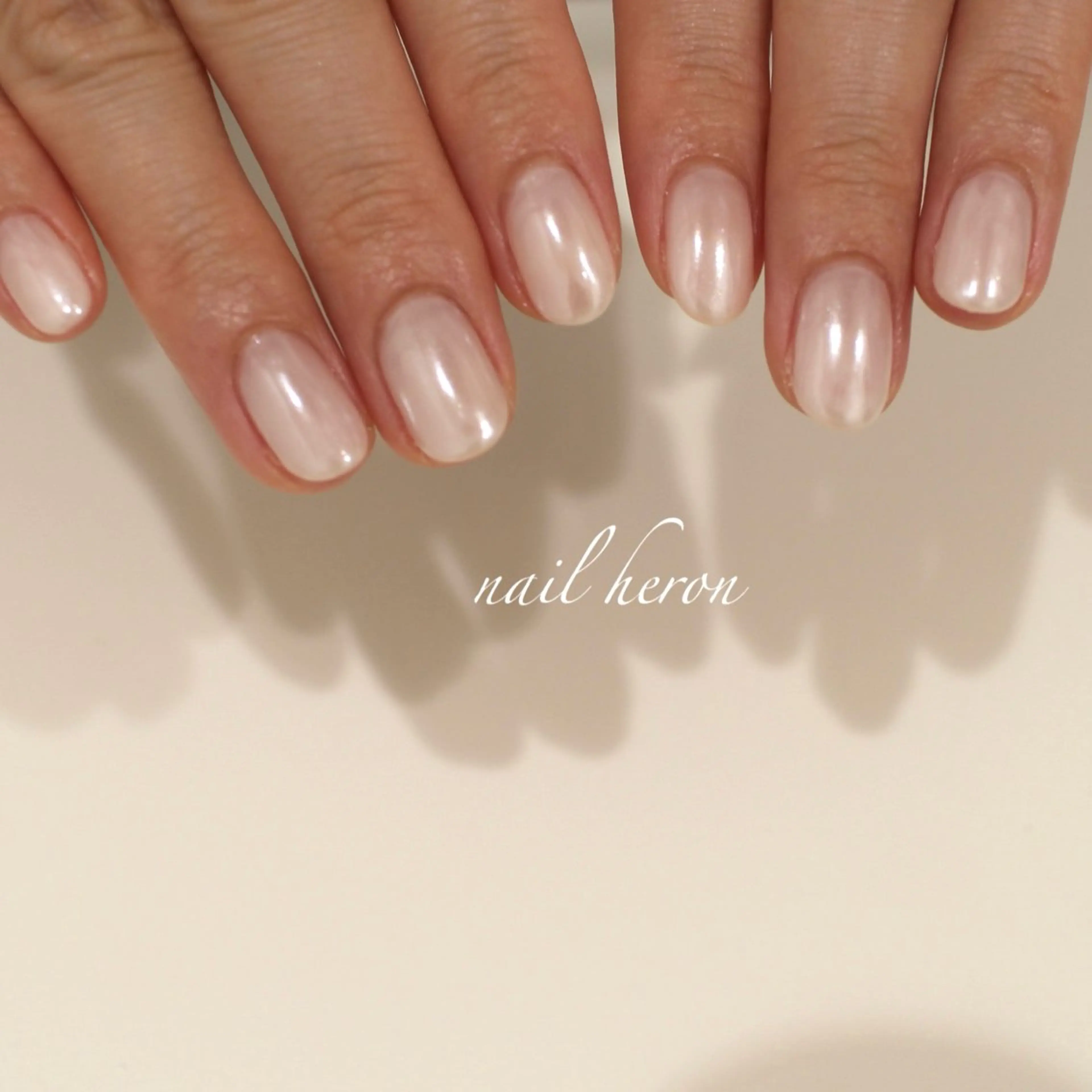 ネイル ホワイト ハンドネイル saki_ nail heronのネイルデザイン