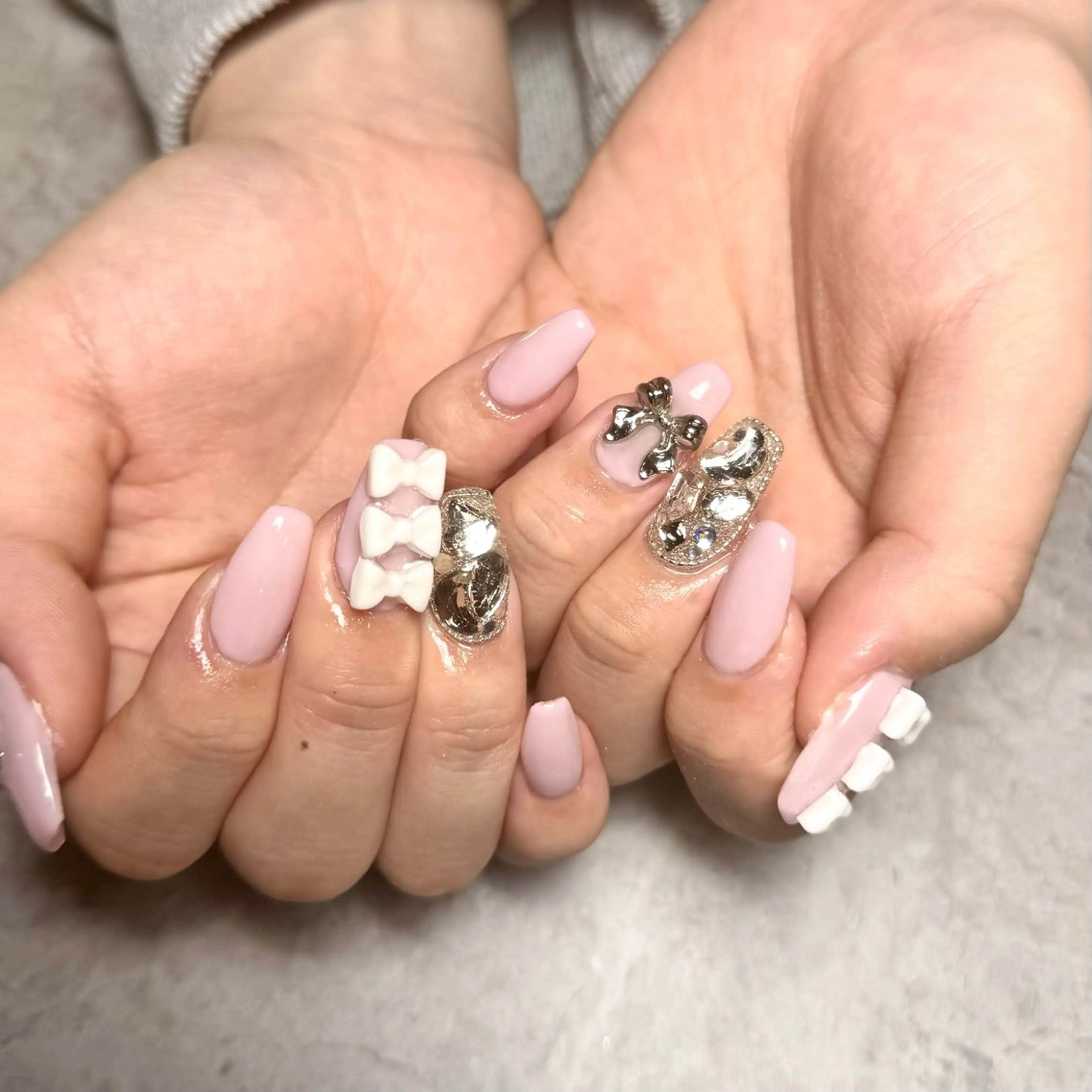 ネイル キラキラネイル ピンク リボン 春ネイル ハンドネイル lillion karenのネイルデザイン