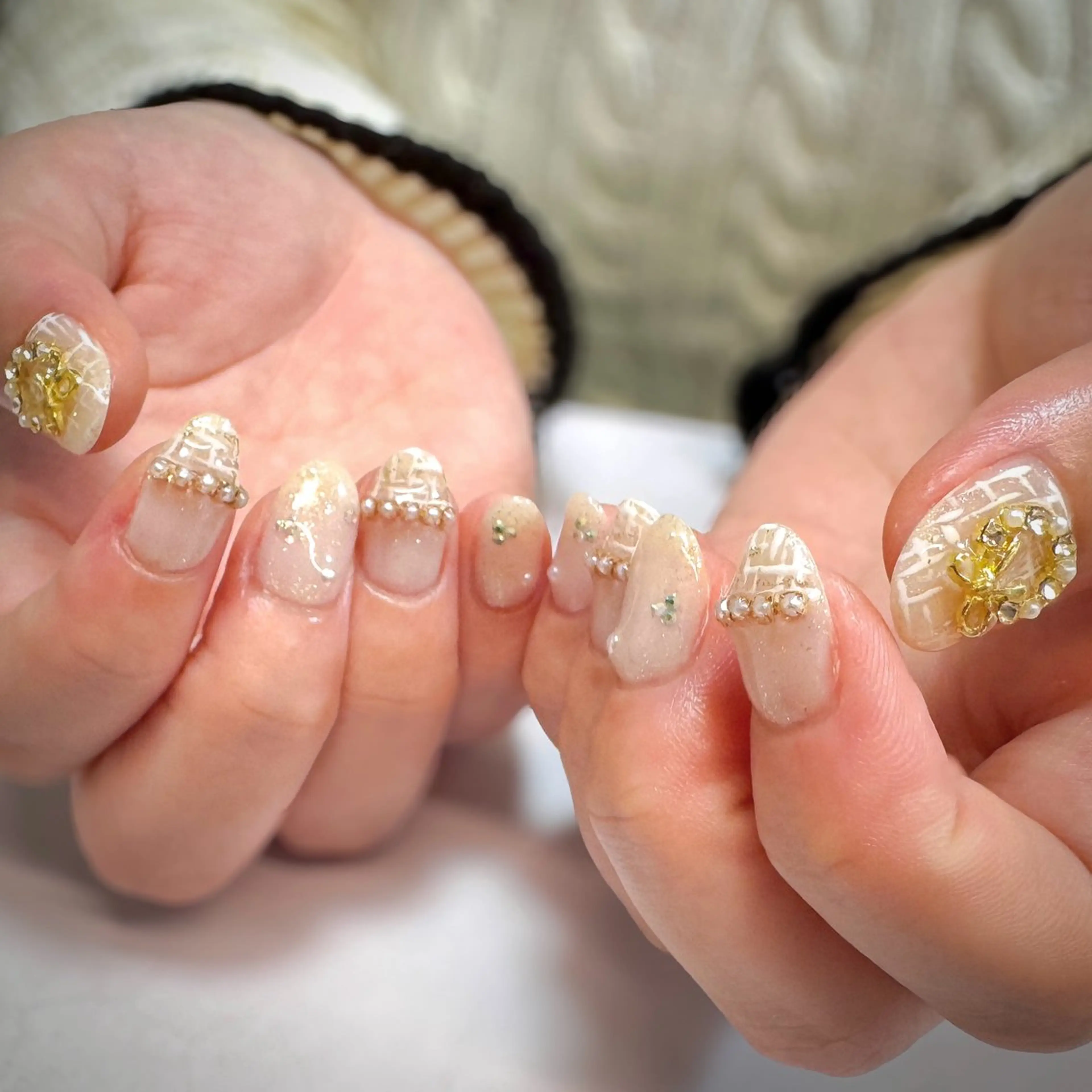 ネイル ゴールド ツイードネイル ホワイト 冬ネイル クリスマス ハンドネイル pointillé .ayaのネイルデザイン