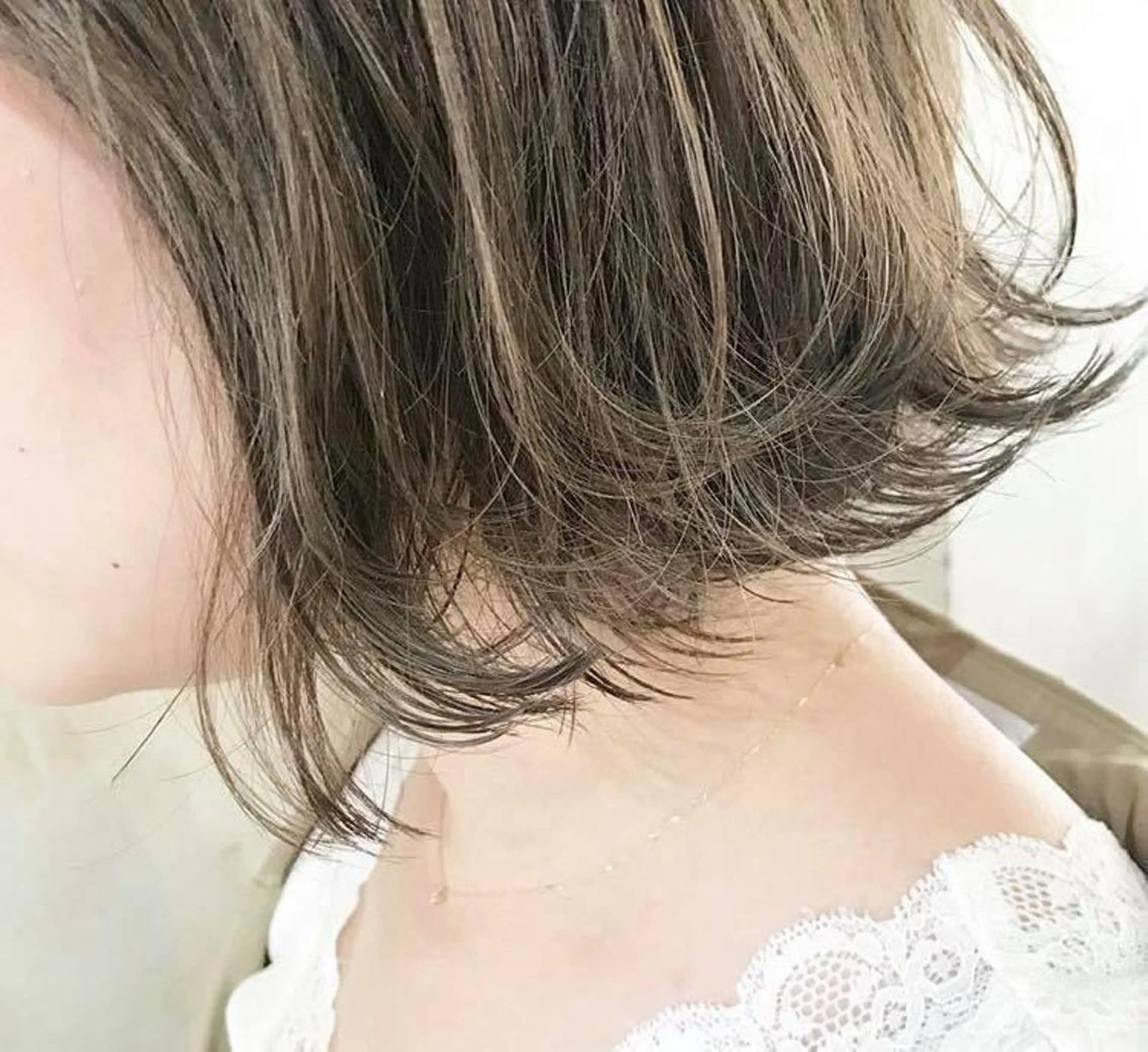 ミディアム ボブ ブリーチなしカラー/ 顔周りレイヤーカットのヘアスタイル