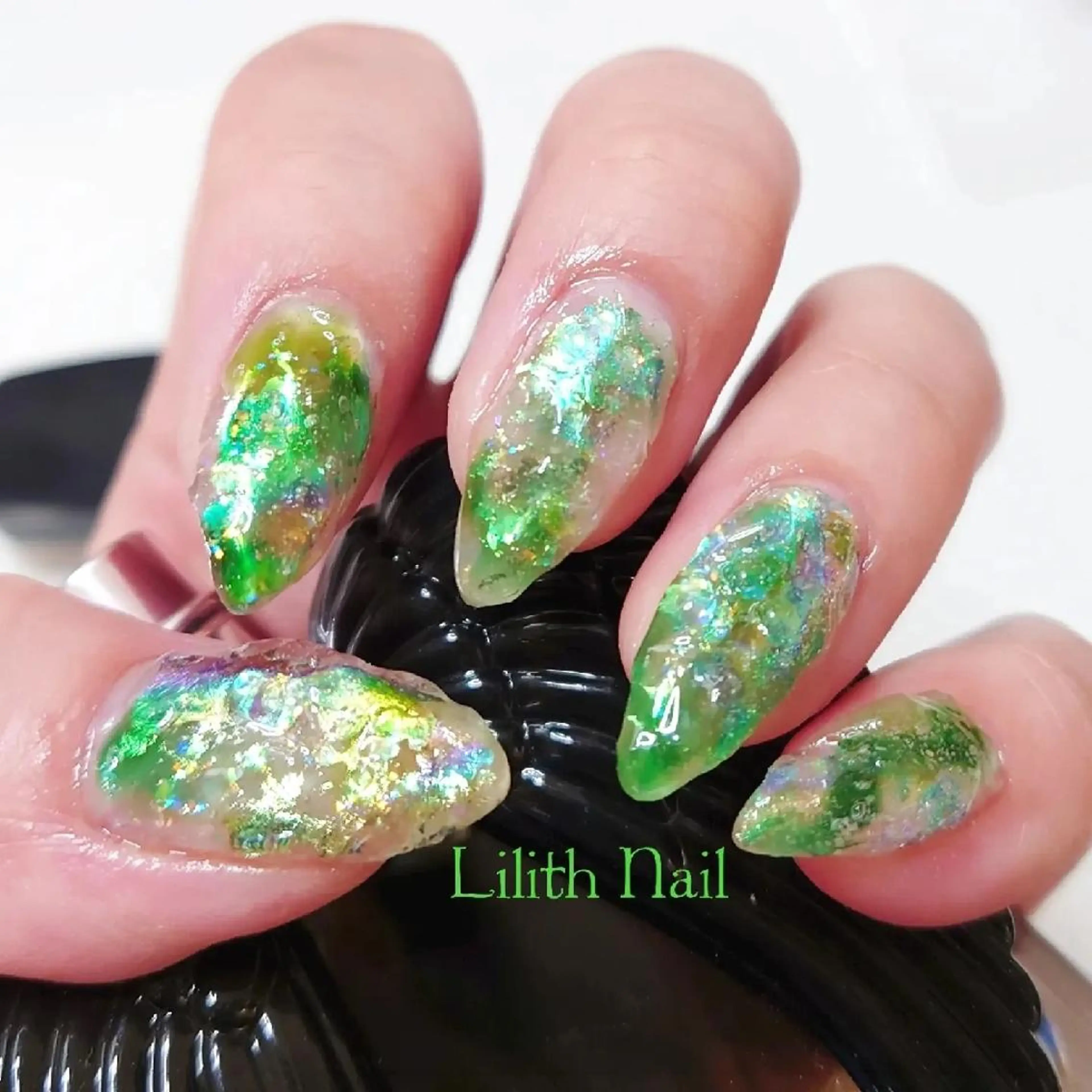 ネイル オーロラネイル ジェルネイル グリーン 氷ネイル・うるうるネイル キラキラネイル ハンドネイル Lilith Nailのネイルデザイン