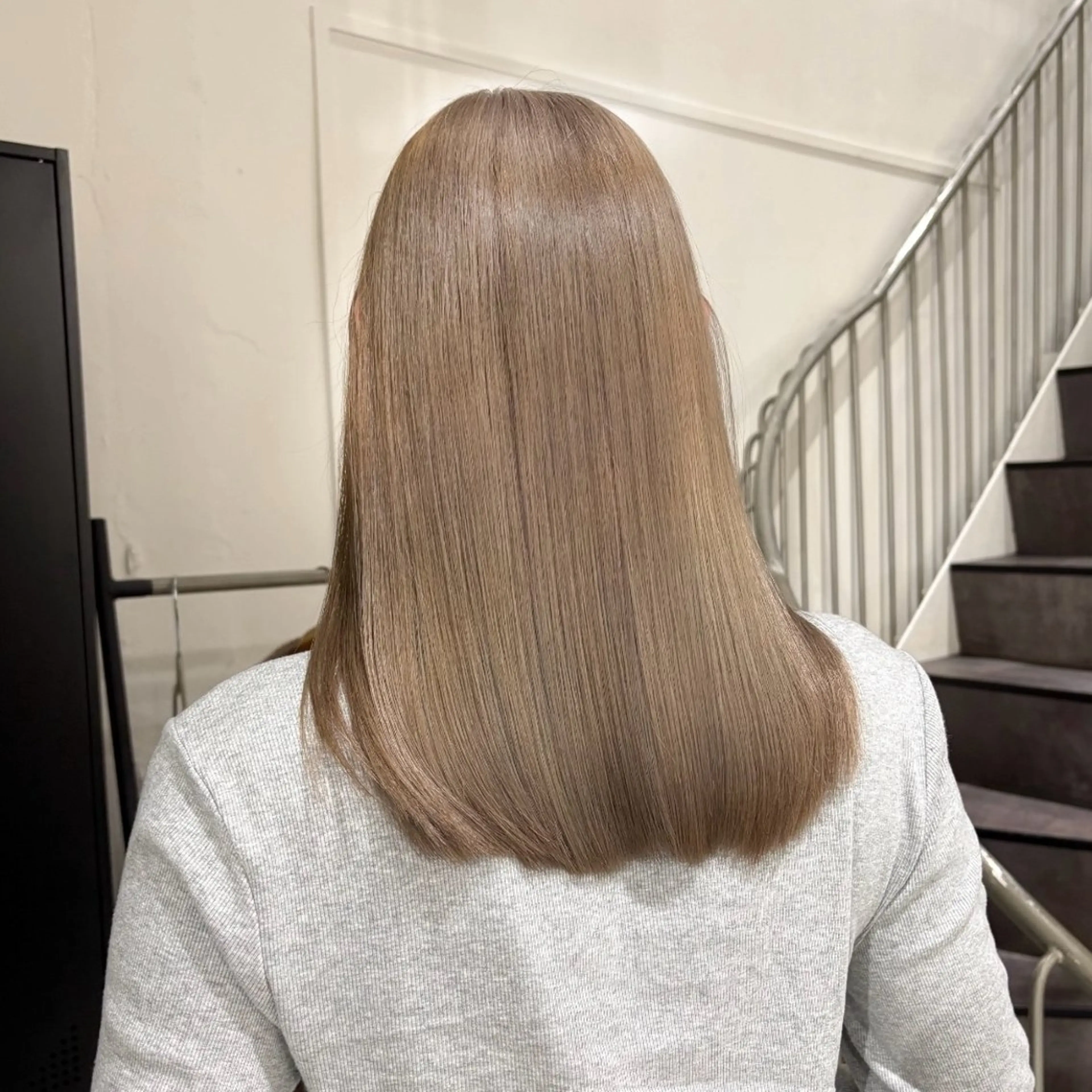 セミロング カラー ベージュカラー ブリーチ ダブルカラー グレージュ ハイトーンカラー カット ヘアカラー トリートメント Attrait .のヘアスタイル