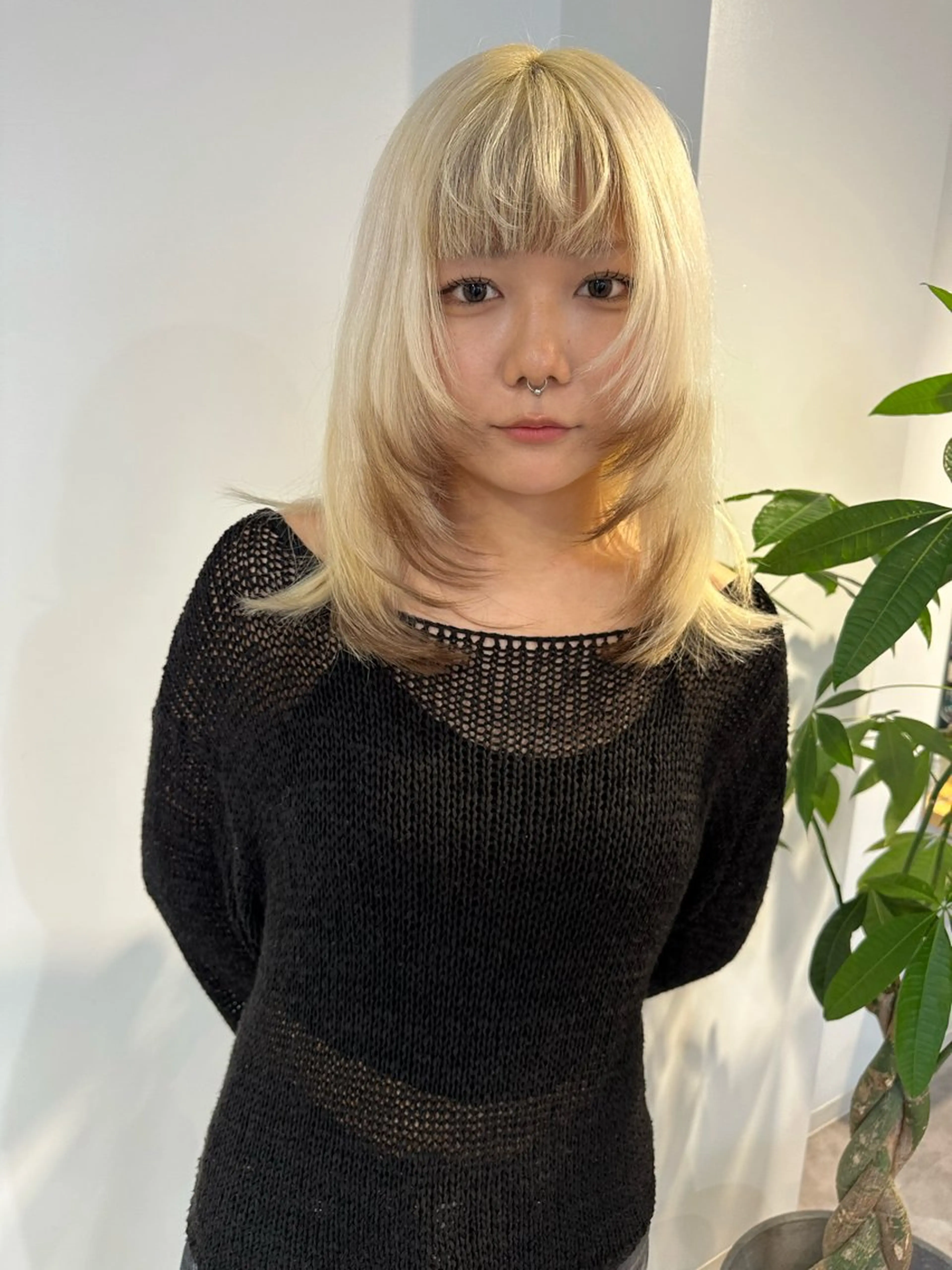 セミロング カラー ブリーチ 抜きっぱなしブロンド ブロンド ケアブリーチ 顔まわりレイヤー カット ヘアカラー トリートメント レイヤー/ウルフ/ ハッシュカット/ダイのヘアスタイル