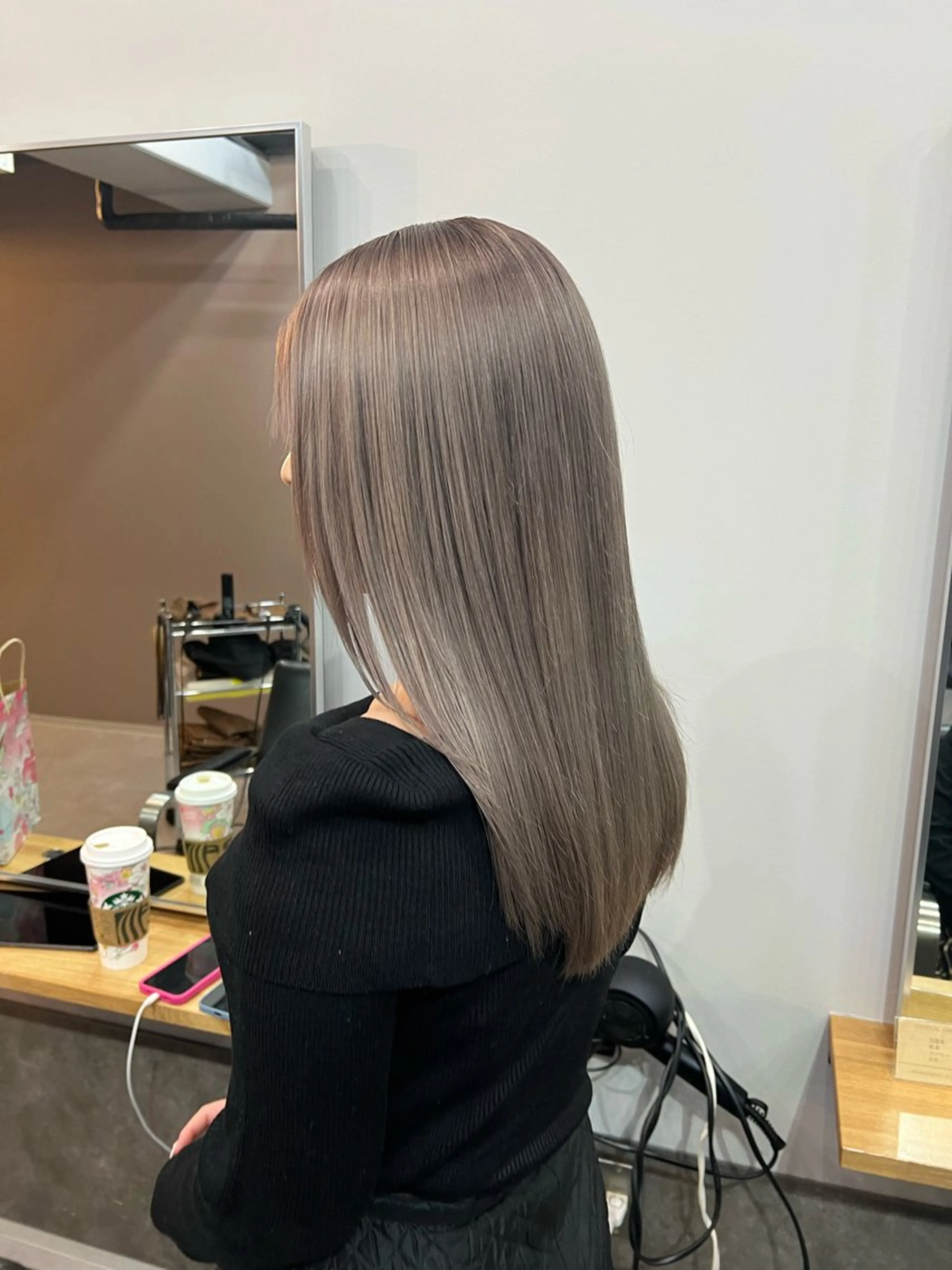 ミディアム ミルクティーカラー グレージュ　高山慧輔のヘアスタイル