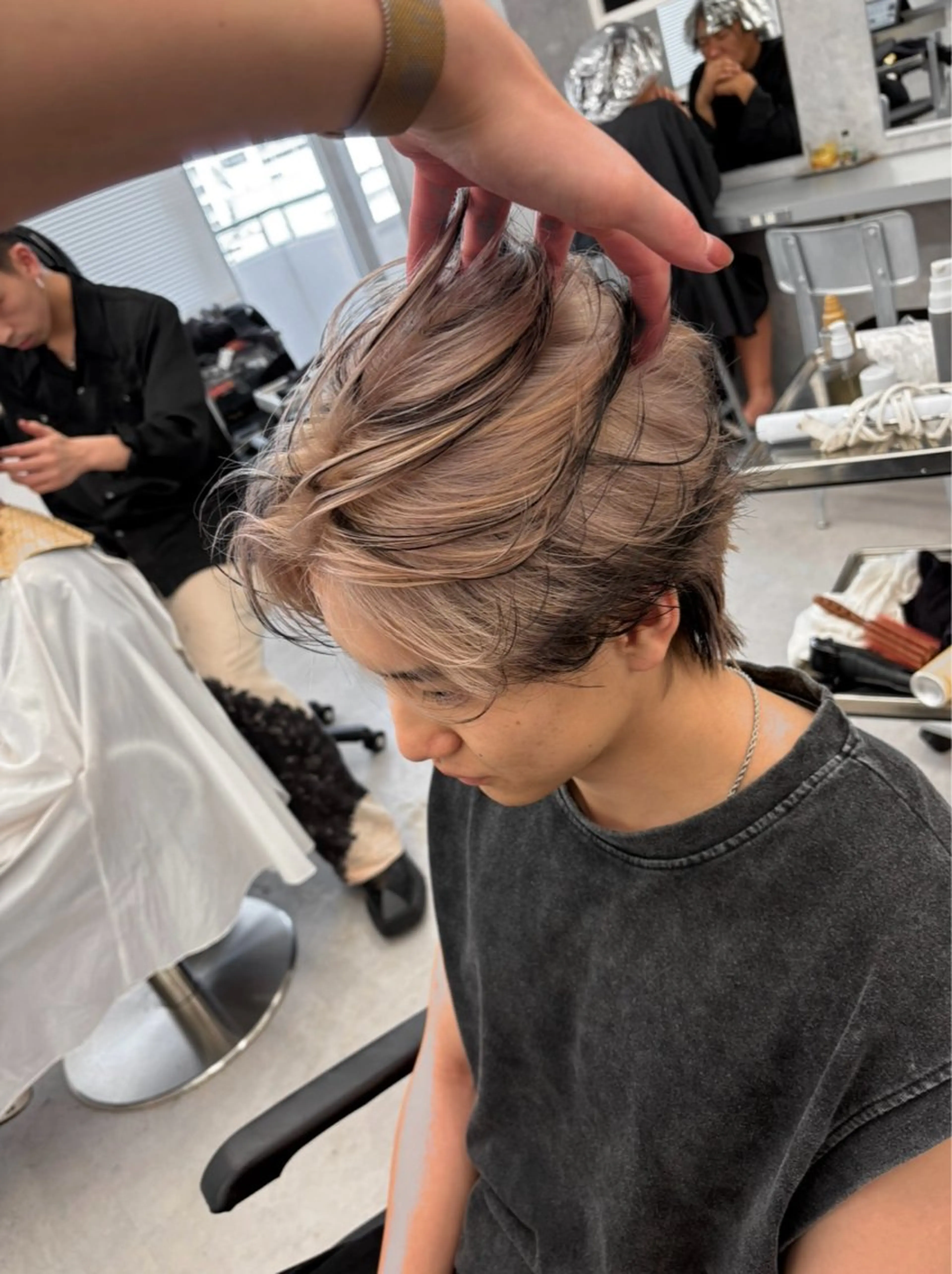 ミディアム カラー メンズ カット ヘアカラー メンズバレイヤージュ 🔥メンズカット🔥のヘアスタイル