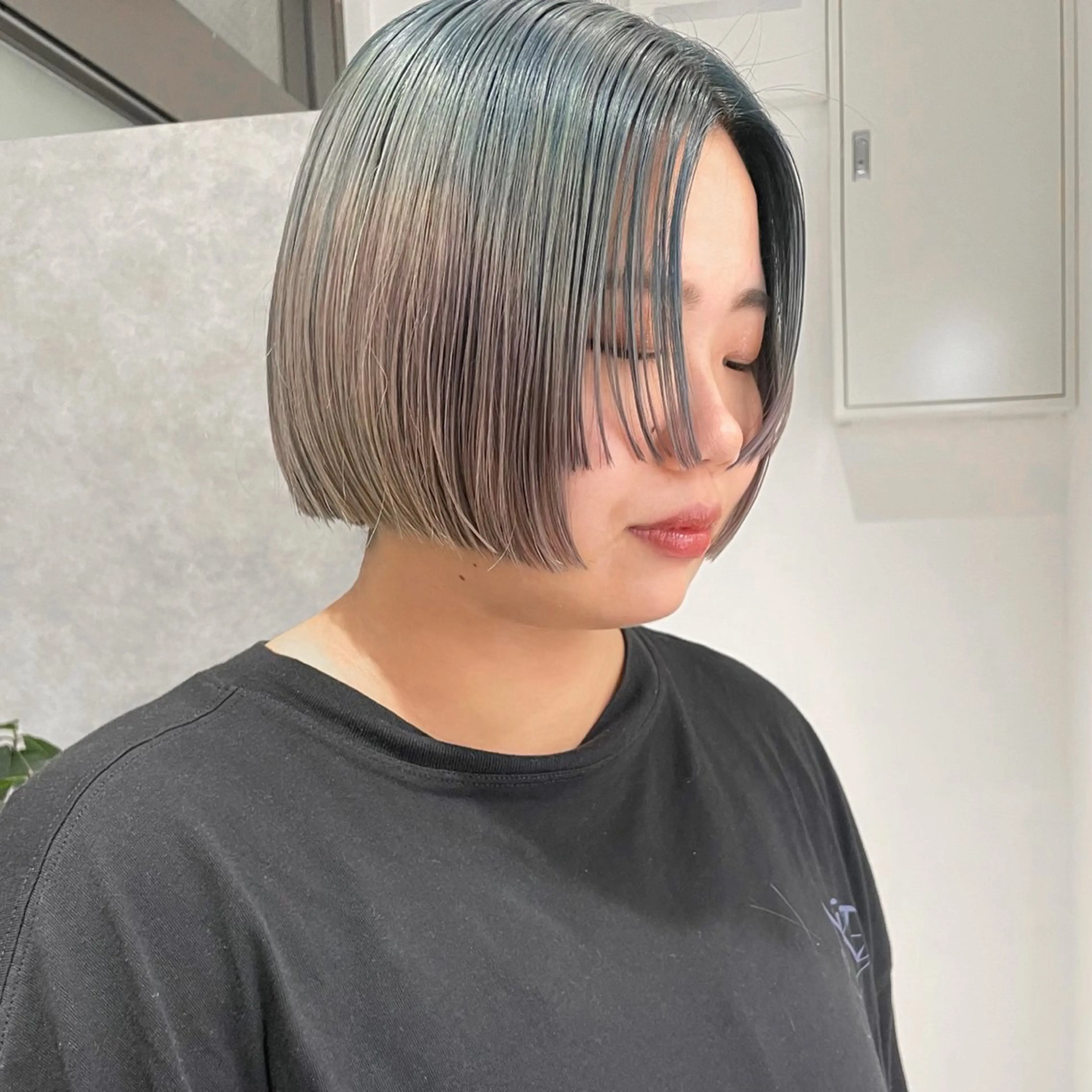 ショート カラー ブリーチ ブルーカラー ケアブリーチ デザインカラー ダブルカラー カット ヘアカラー ダブルカラー,透け カラーHINARIのヘアスタイル