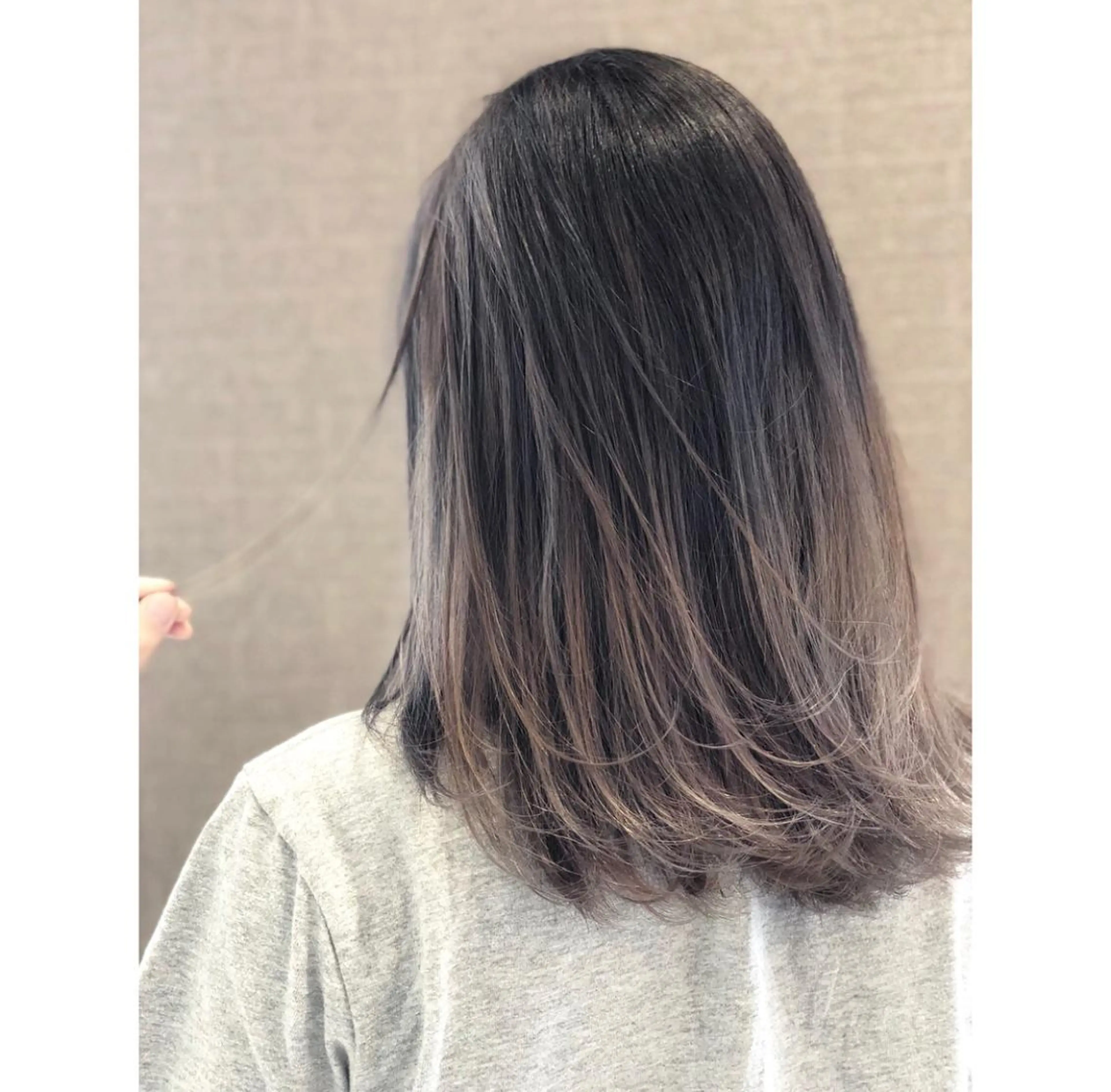 ミディアム カラー ヘアアレンジ バレイヤージュ デザインカラー グラデーションカラー ハイライトカラー ハイトーンカラー アンドウ ユウ/ レイヤーカット/韓国のヘアスタイル