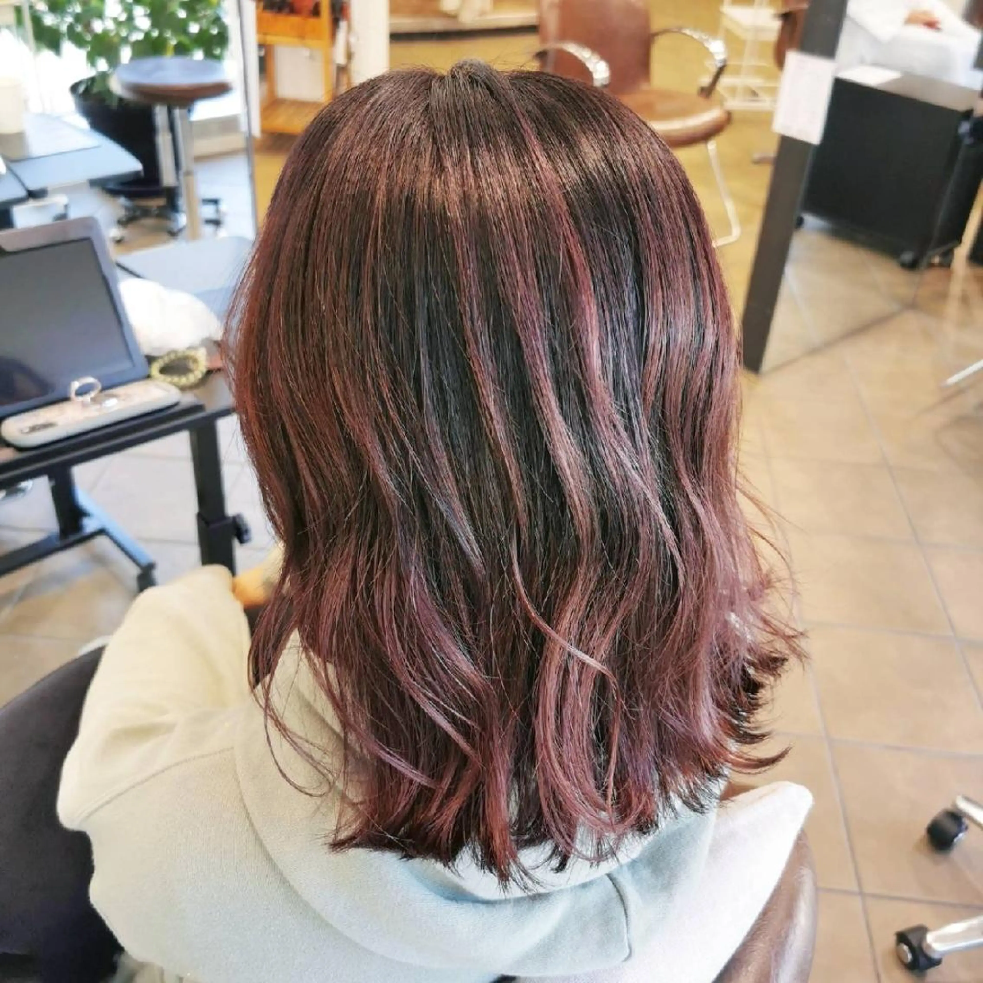 ミディアム レイヤーカット ヘアカラー Luisハイライト　 喜連瓜破、髪質改善のヘアスタイル