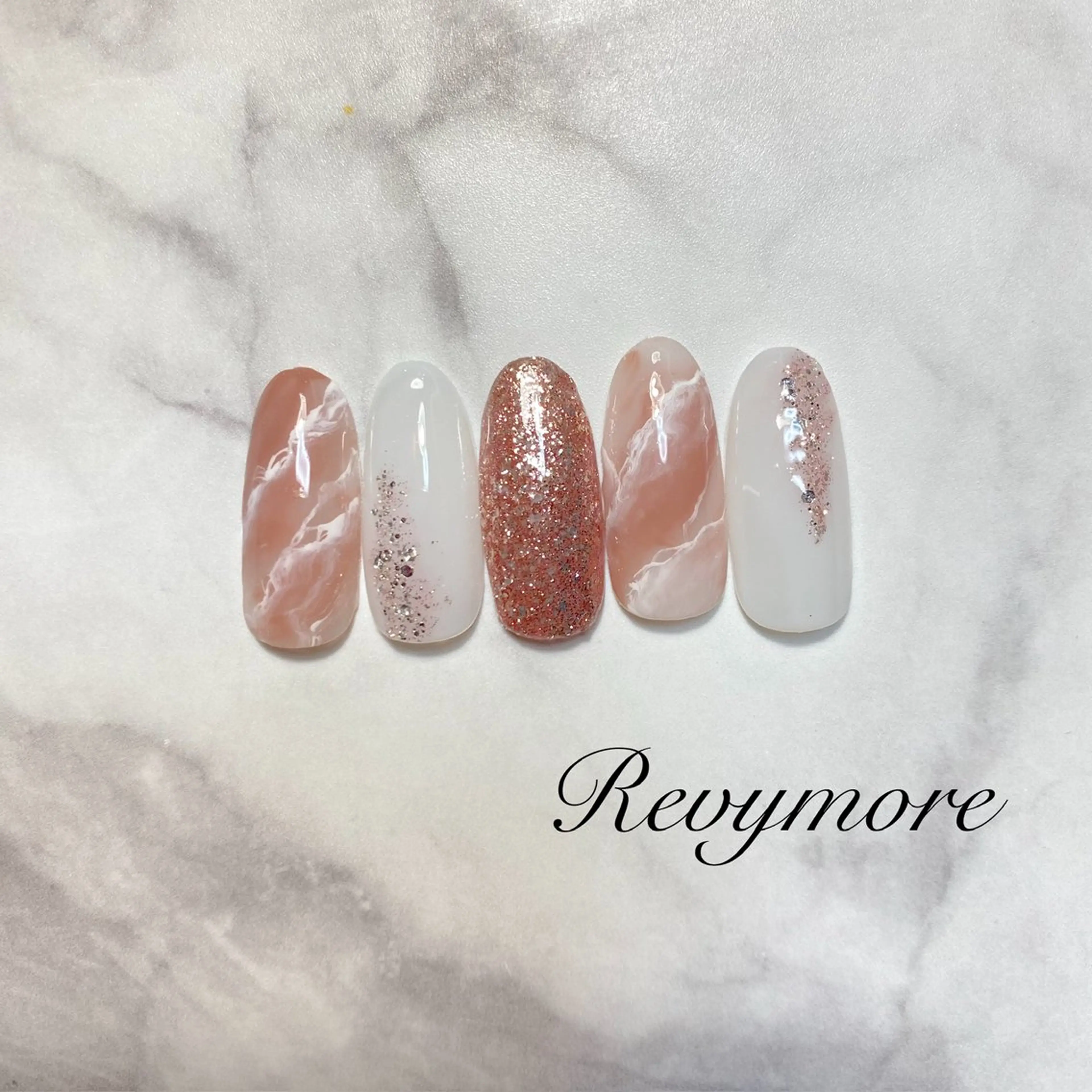 ミディアム ネイル 韓国風ヘア フラワーネイル ジェルネイル キラキラネイル 韓国ネイル nail salon Revymoreのネイルデザイン