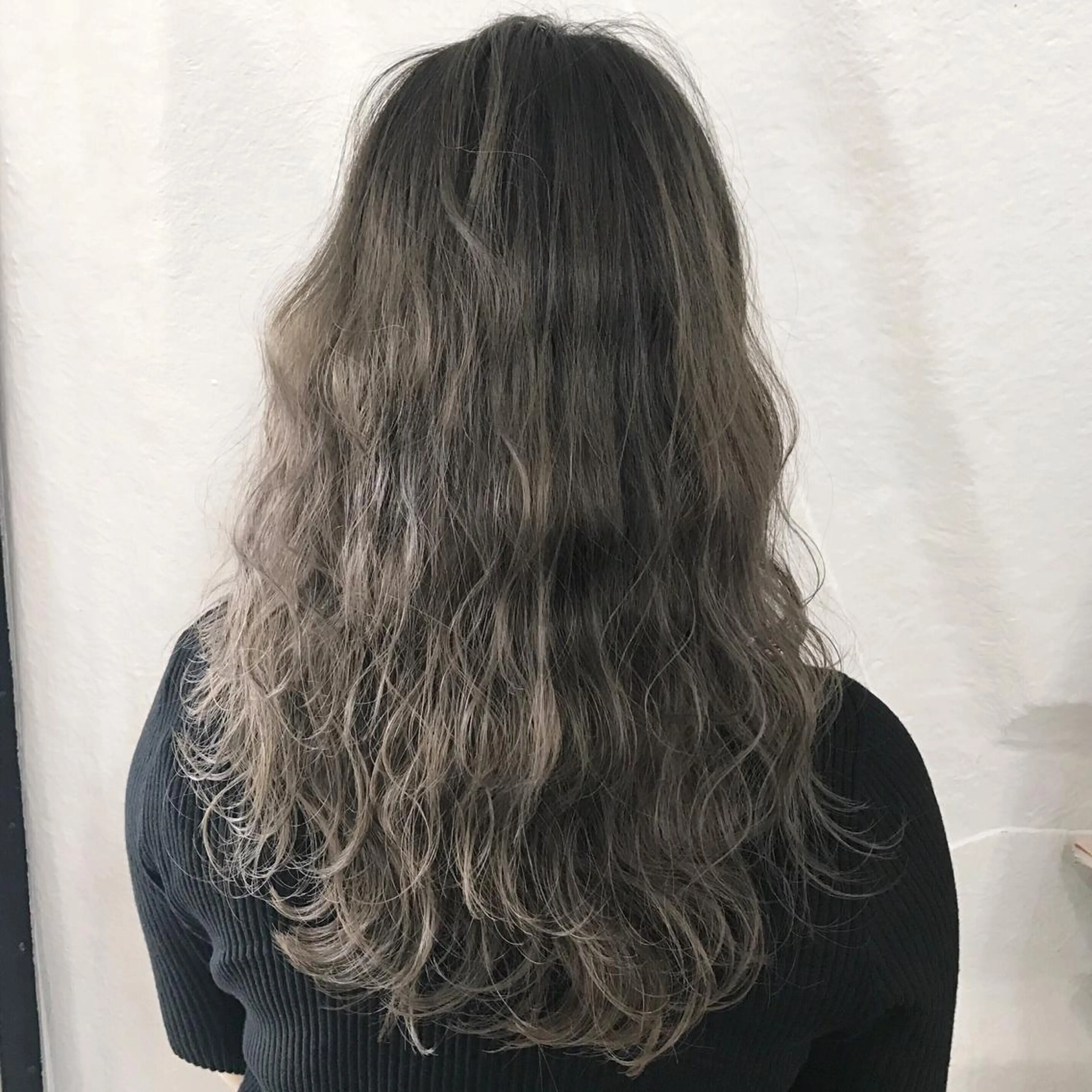 ロング カラー アッシュ ベージュカラー ブリーチ グラデーションカラー レイヤーカット K-POP好き美容師 🇰🇷Kai.Yのヘアスタイル