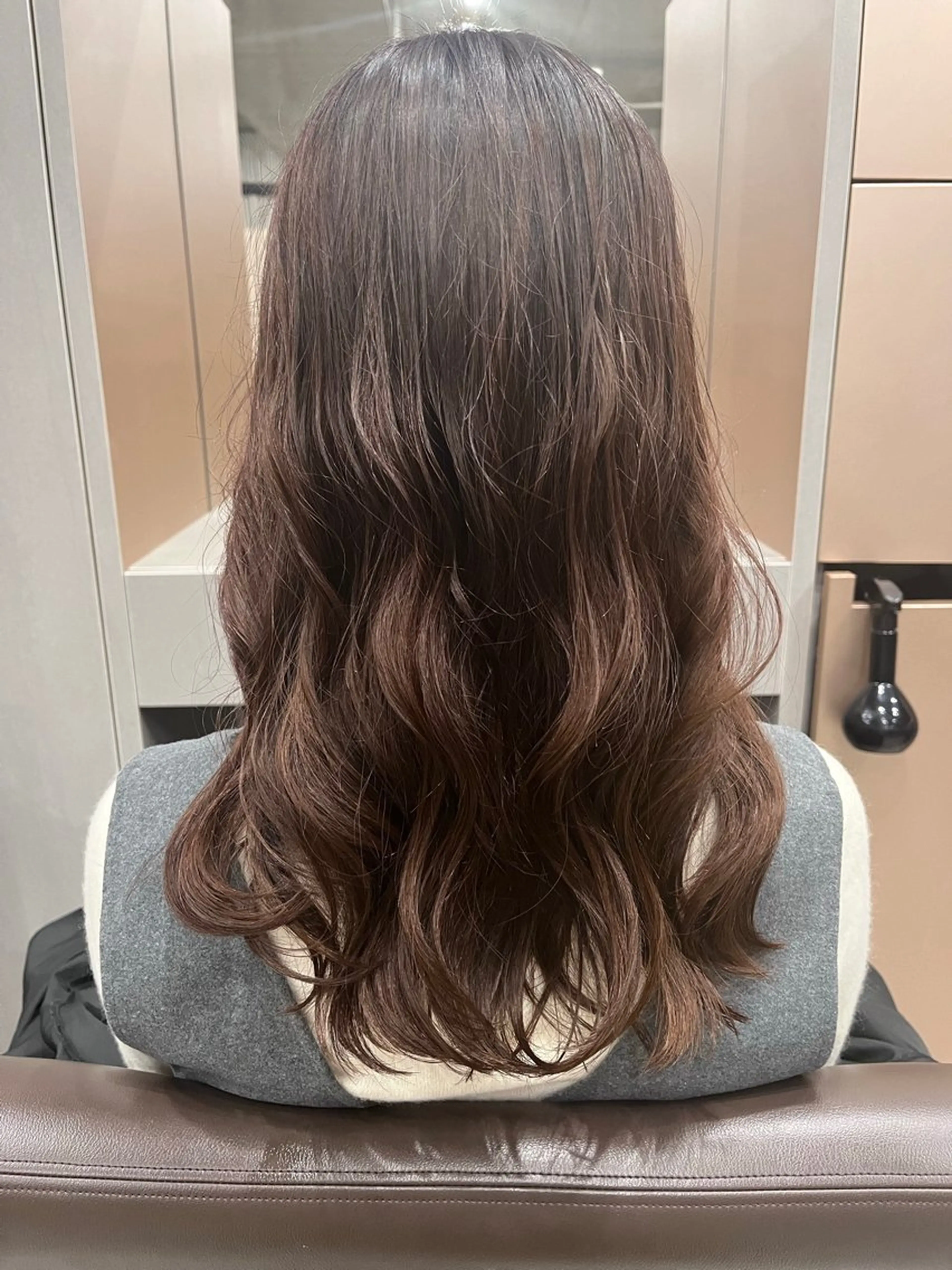 ロング パーマ 曲がる縮毛矯正 センターパートのヘアスタイル