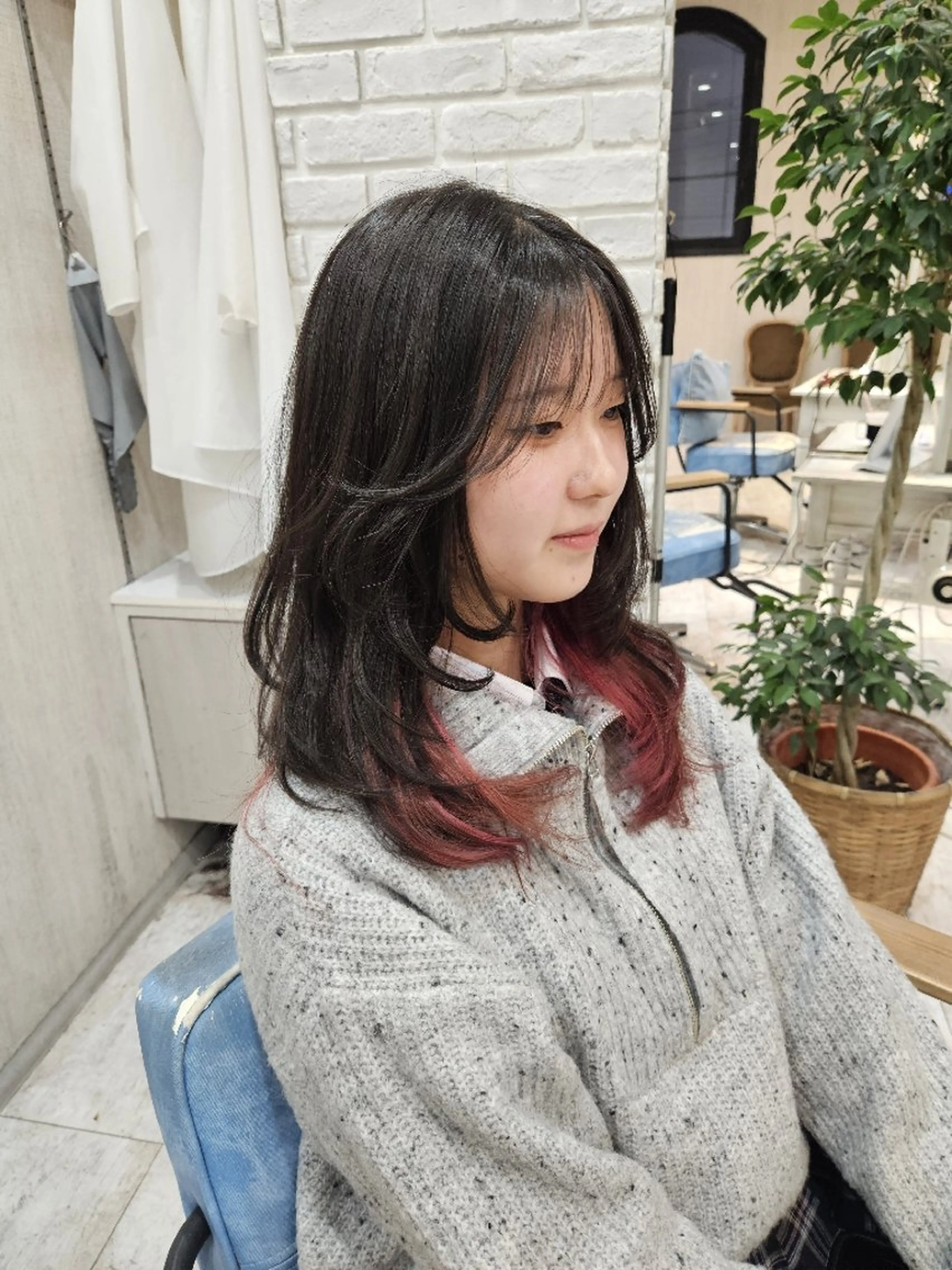 ミディアム カラー インナーカラー 顔周りカット 韓国風ヘア レイヤーカット カット ヘアカラー 髪質改善/レイヤー/ 顔周りカット/代表西のヘアスタイル