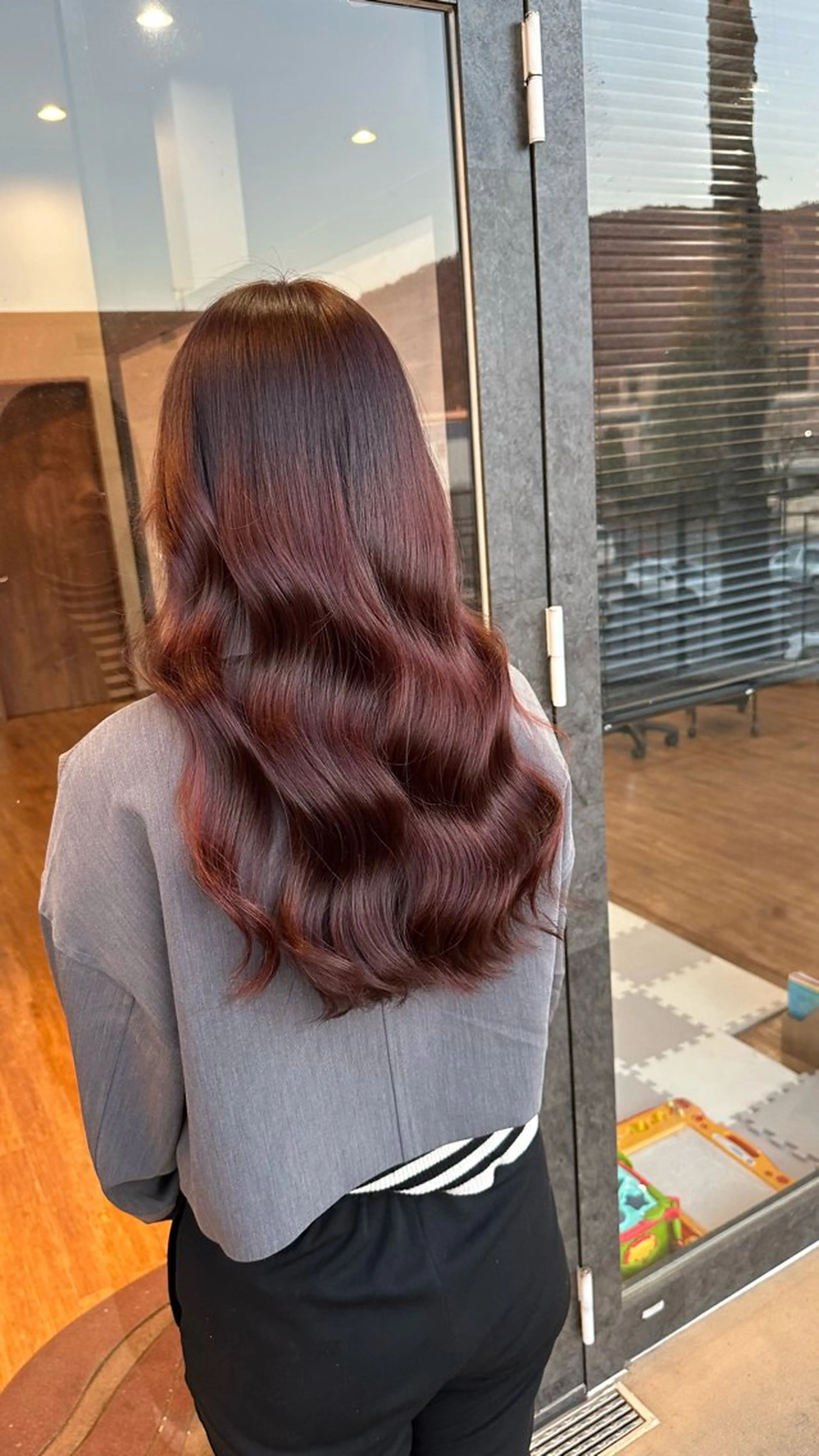 ロング カラー レッドカラー ヘアカラー トリートメント 鵜飼 真伍のヘアスタイル