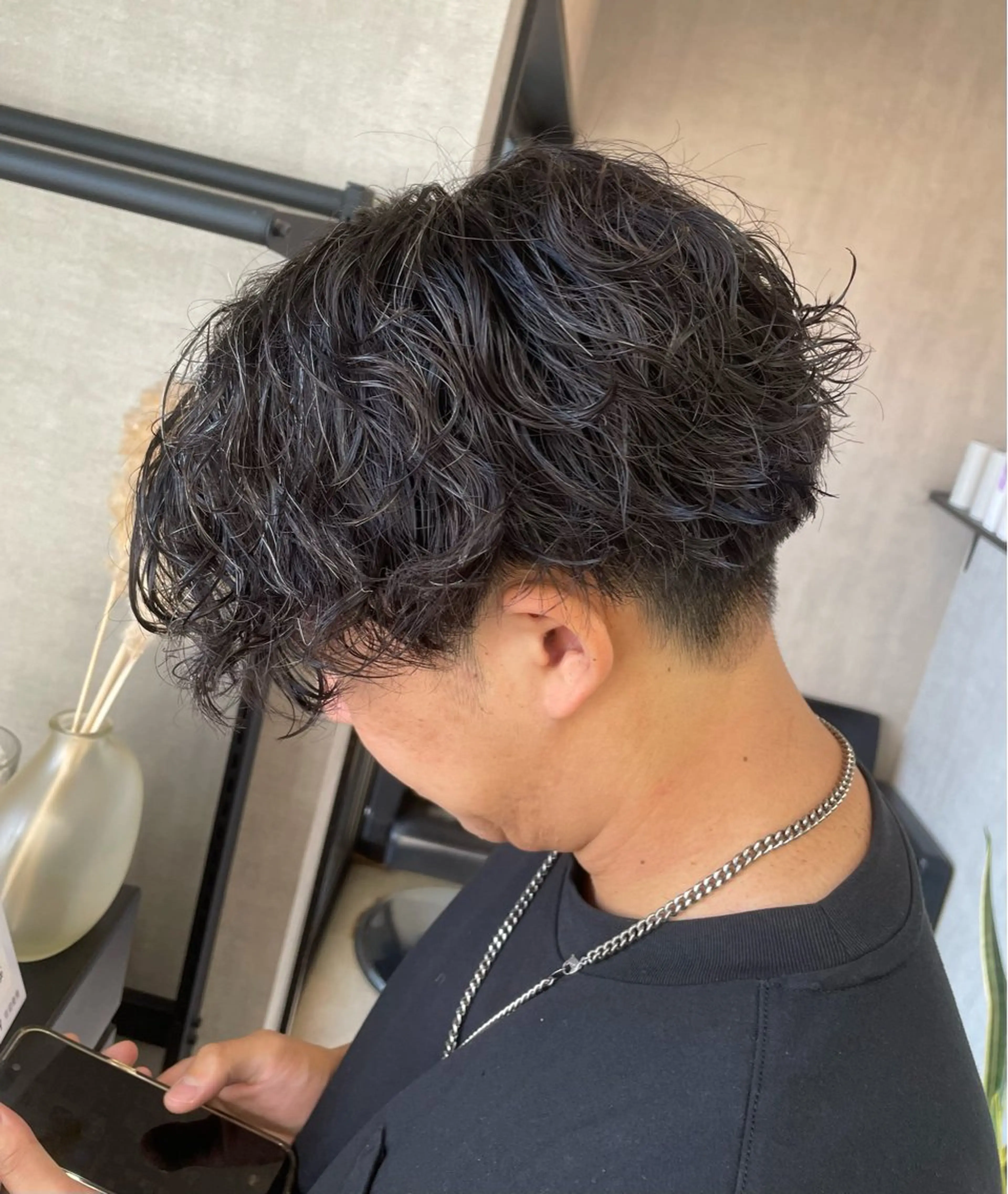 ショート パーマ メンズ メンズブリーチ センターパート フェードカット メンズ韓国風 マッシュ カット パーマ 大島 渓翔のヘアスタイル