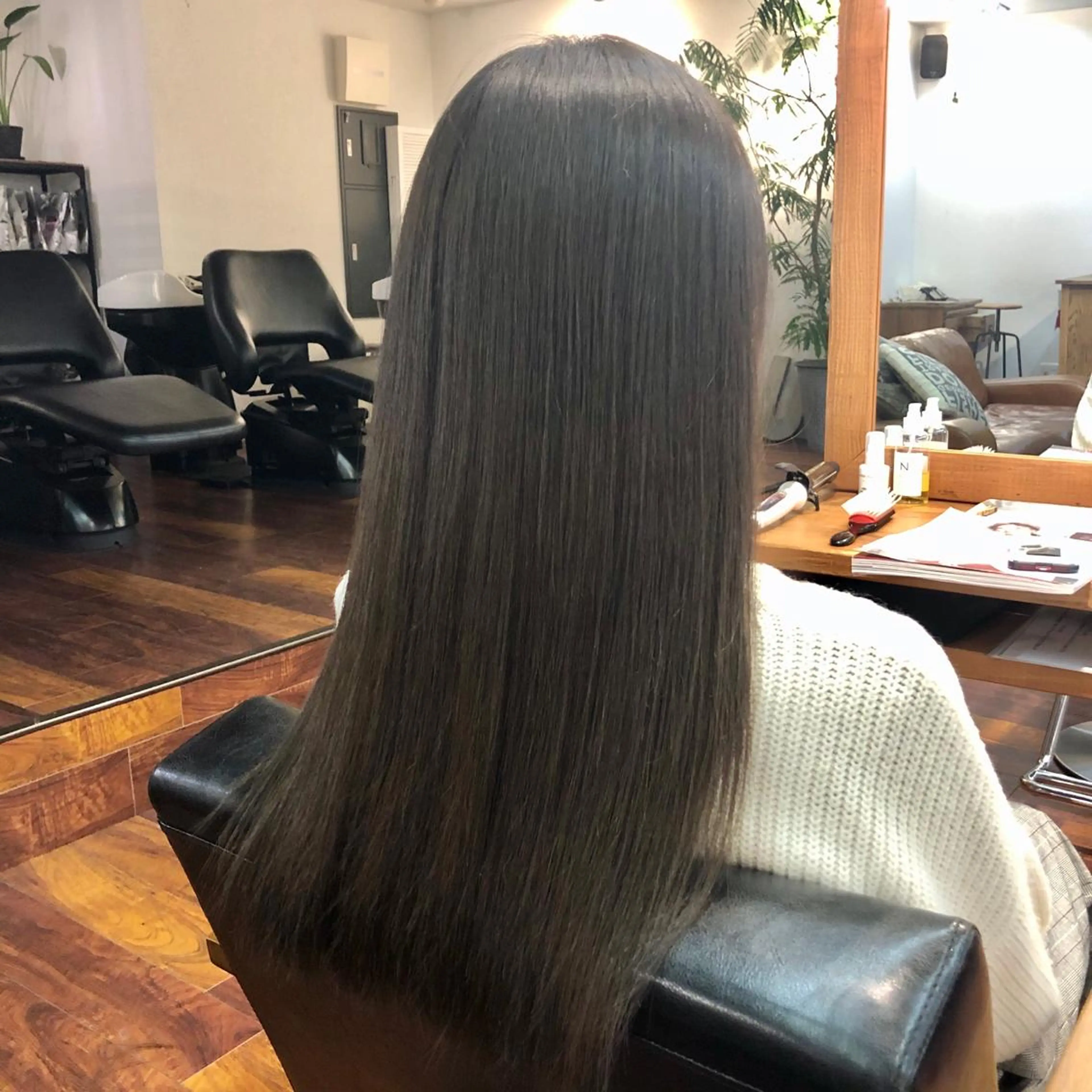 ロング カラー アディクシーカラー アッシュ アッシュグレー アッシュグレージュ ベージュカラー カット ヘアカラー トリートメント 江上拓郎/ショート /酸性ストレートのヘアスタイル