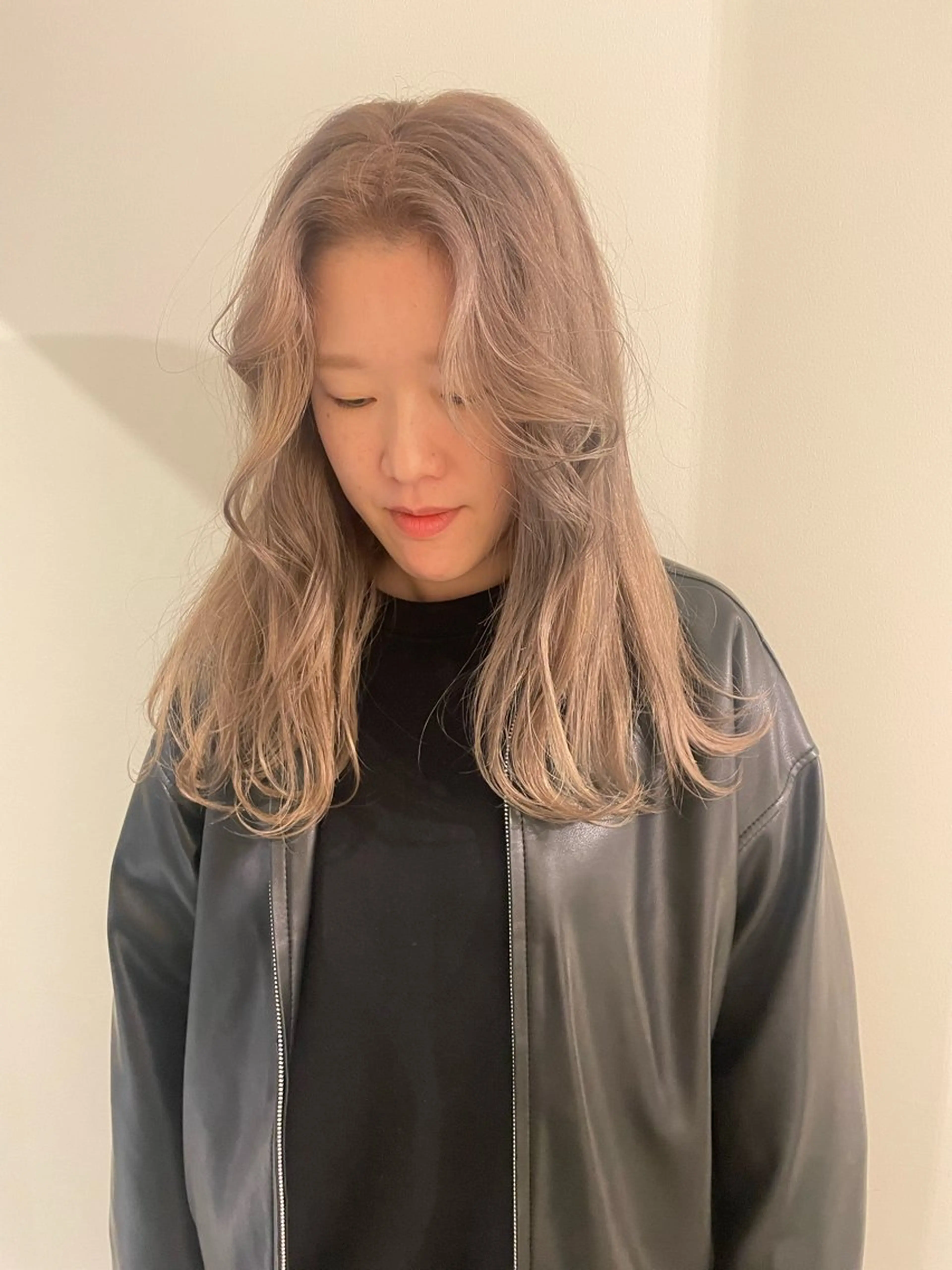 ロング カラー ベージュカラー ブリーチ ホワイトベージュ カット ヘアカラー トリートメント 渋谷 留菜のヘアスタイル