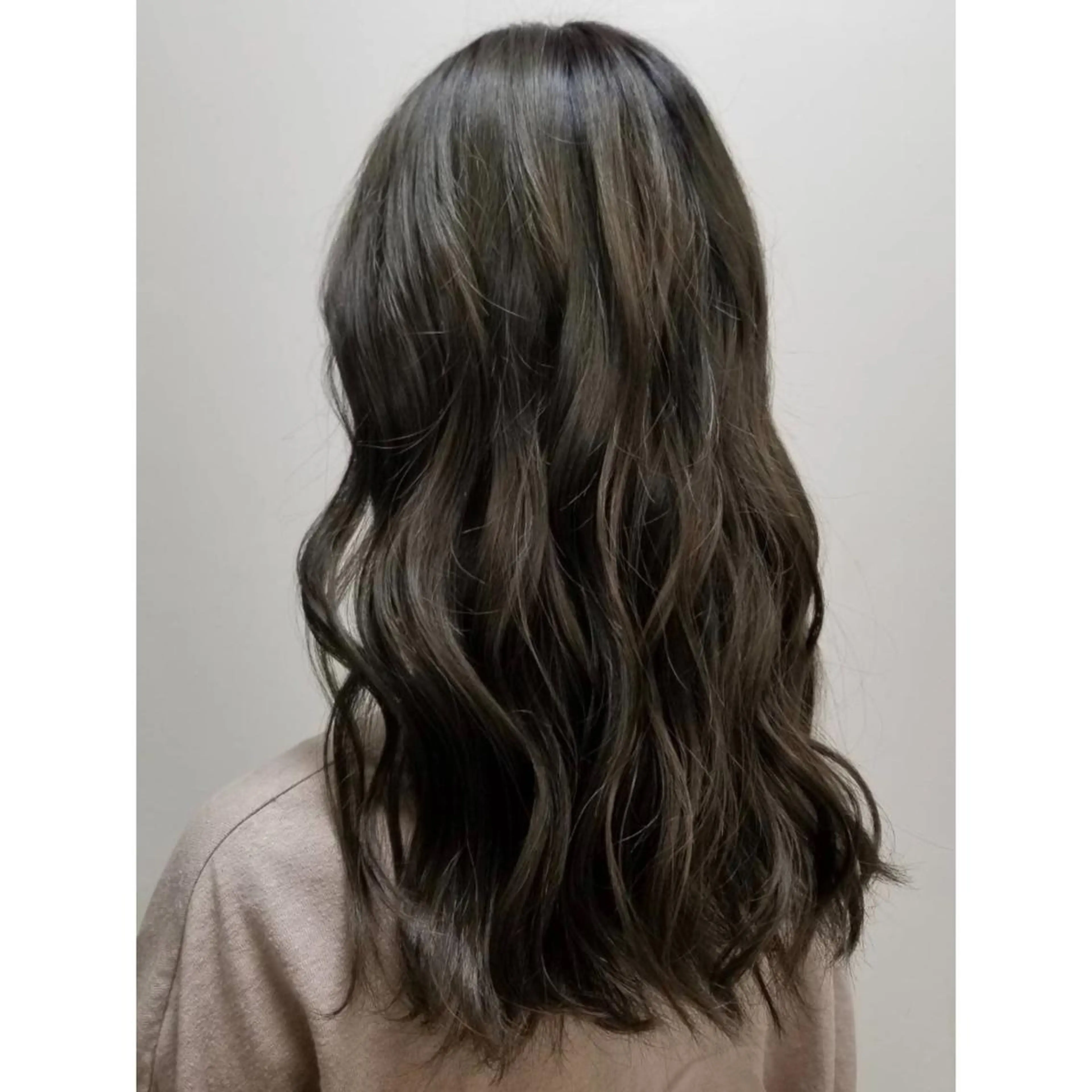 ロング カラー グレージュ オリーブグレージュ オリーブグレー 針谷 泉希 (はりがい いずき)のヘアスタイル
