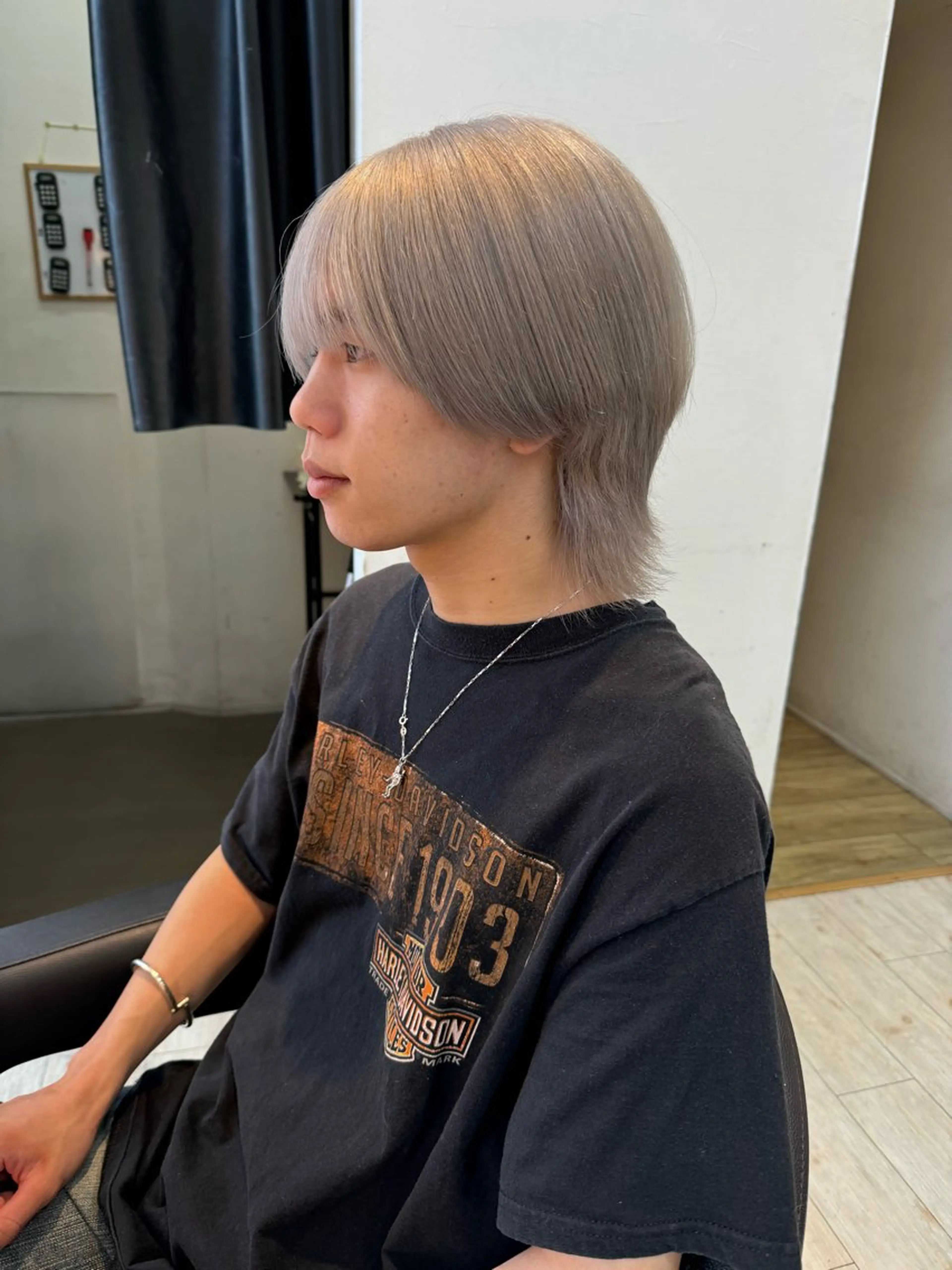 カラー メンズ メンズブリーチ ブリーチ シルバー カット ヘアカラー トリートメント 有働由良／ハイトーン ／韓国メンズヘアのヘアスタイル