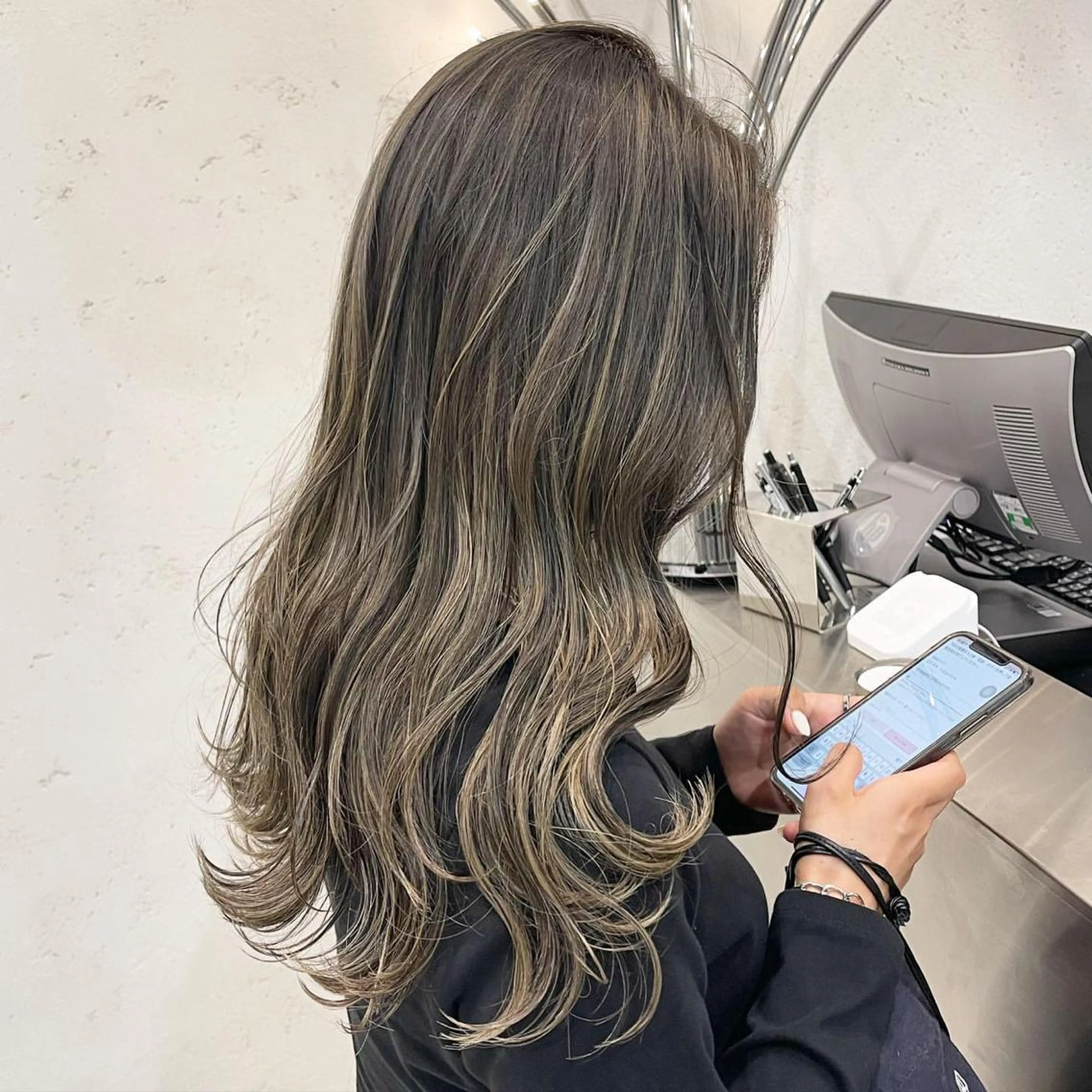 ロング カラー ハイライトカラー ハイライト DEAN 名駅店 大人レイヤーカットのヘアスタイル