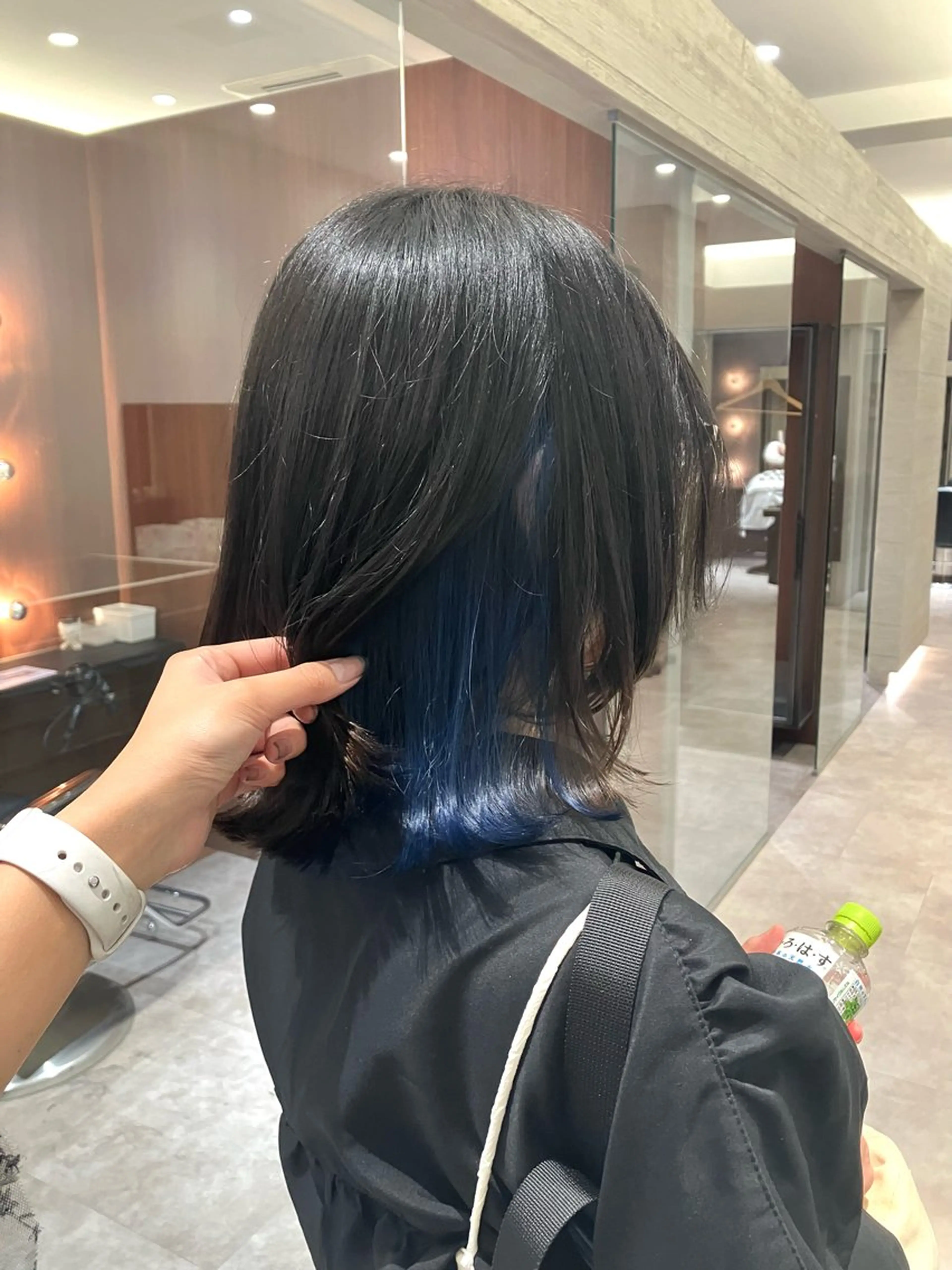 ミディアム カラー ブルーカラー ネイビーカラー くびれヘア レイヤーカット サキ🤍ハイトーン 🩰くびれ巻きヘアのヘアスタイル