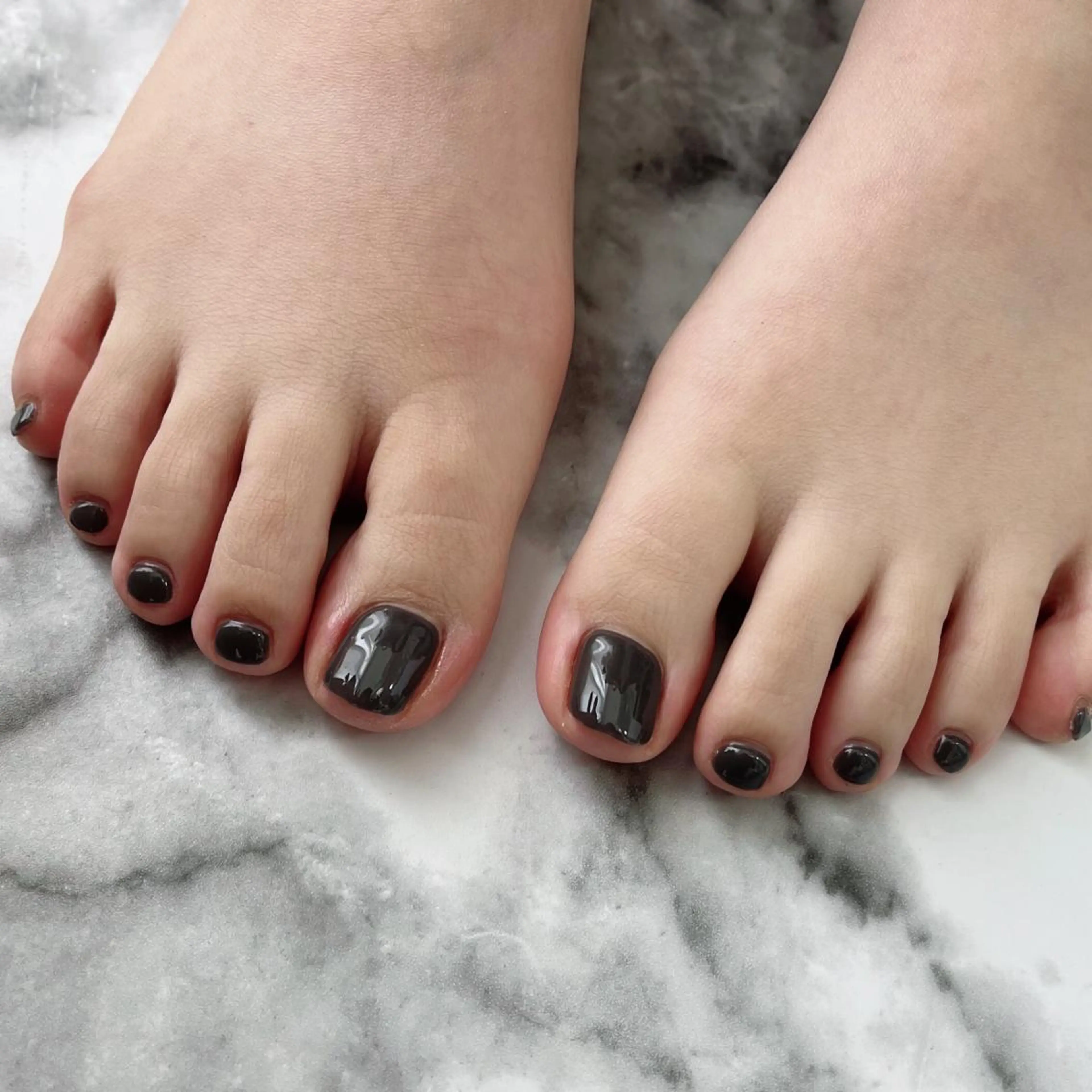 ネイル フットネイル ワンカラーネイル 堤 花のネイルデザイン