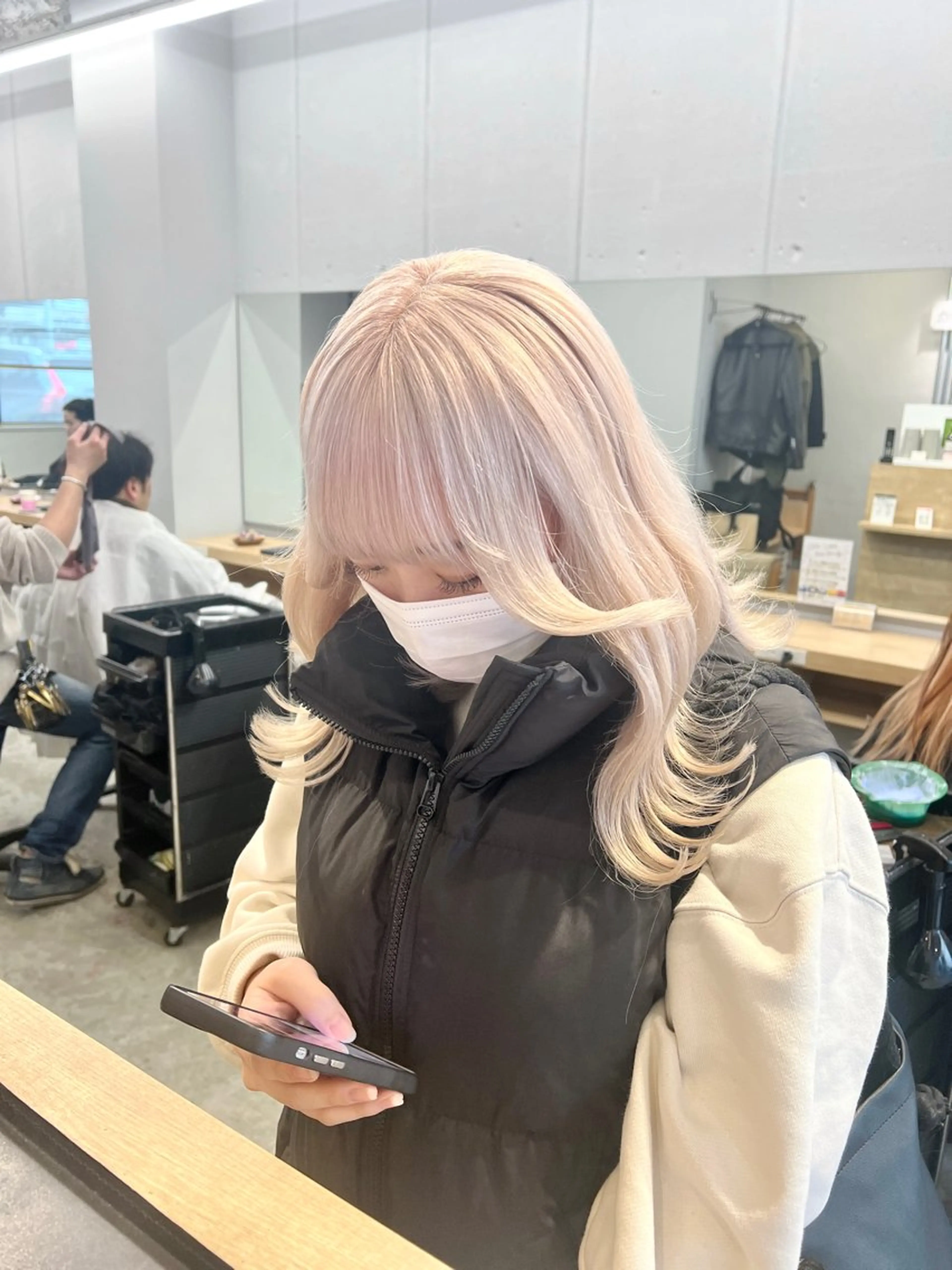 ミディアム カラー ベージュカラー ブリーチ ホワイトベージュ ブリーチ毛の縮毛矯正 ハイトーン/岡本智樹のヘアスタイル