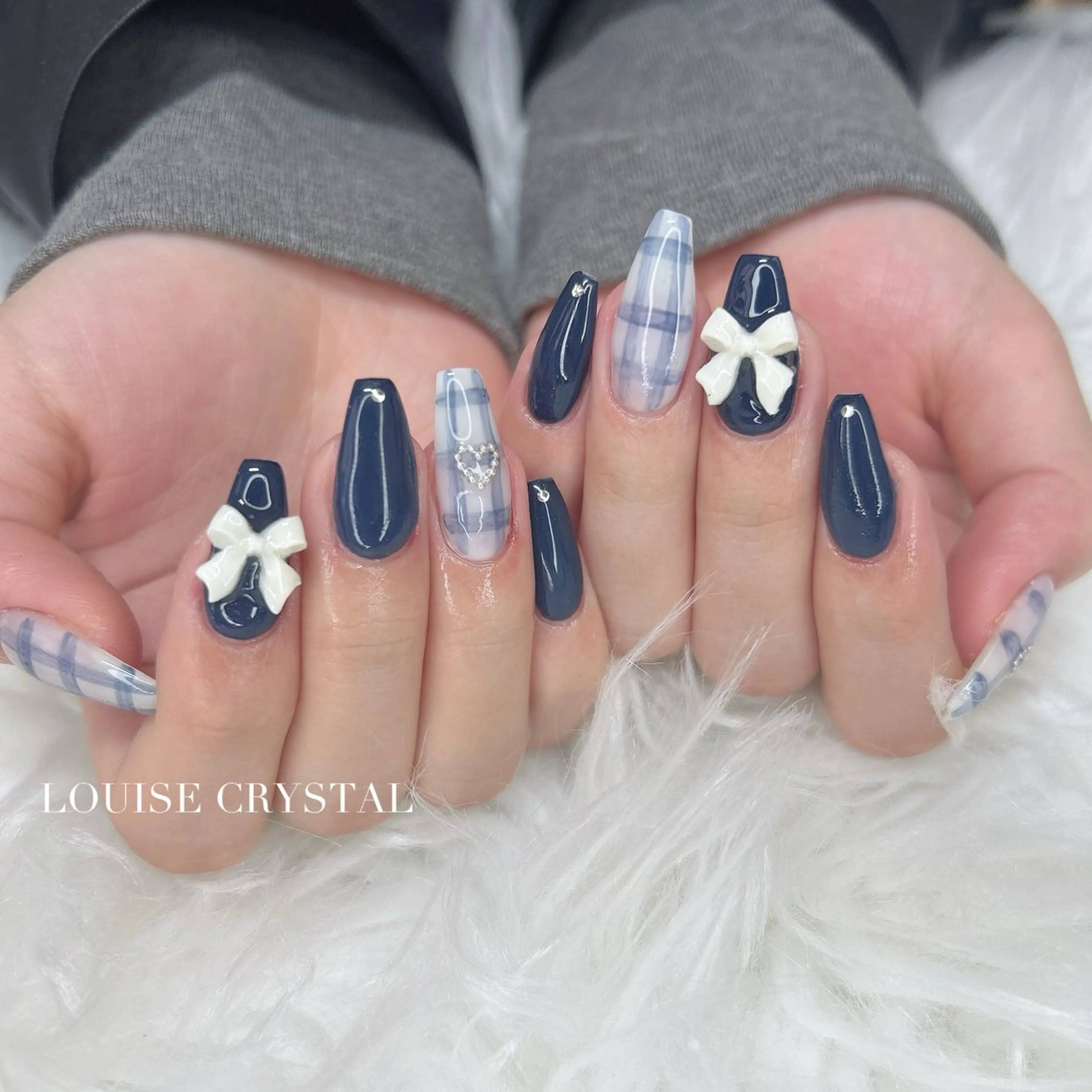 ネイル ハンドネイル LOUISE CRYSTALのネイルデザイン