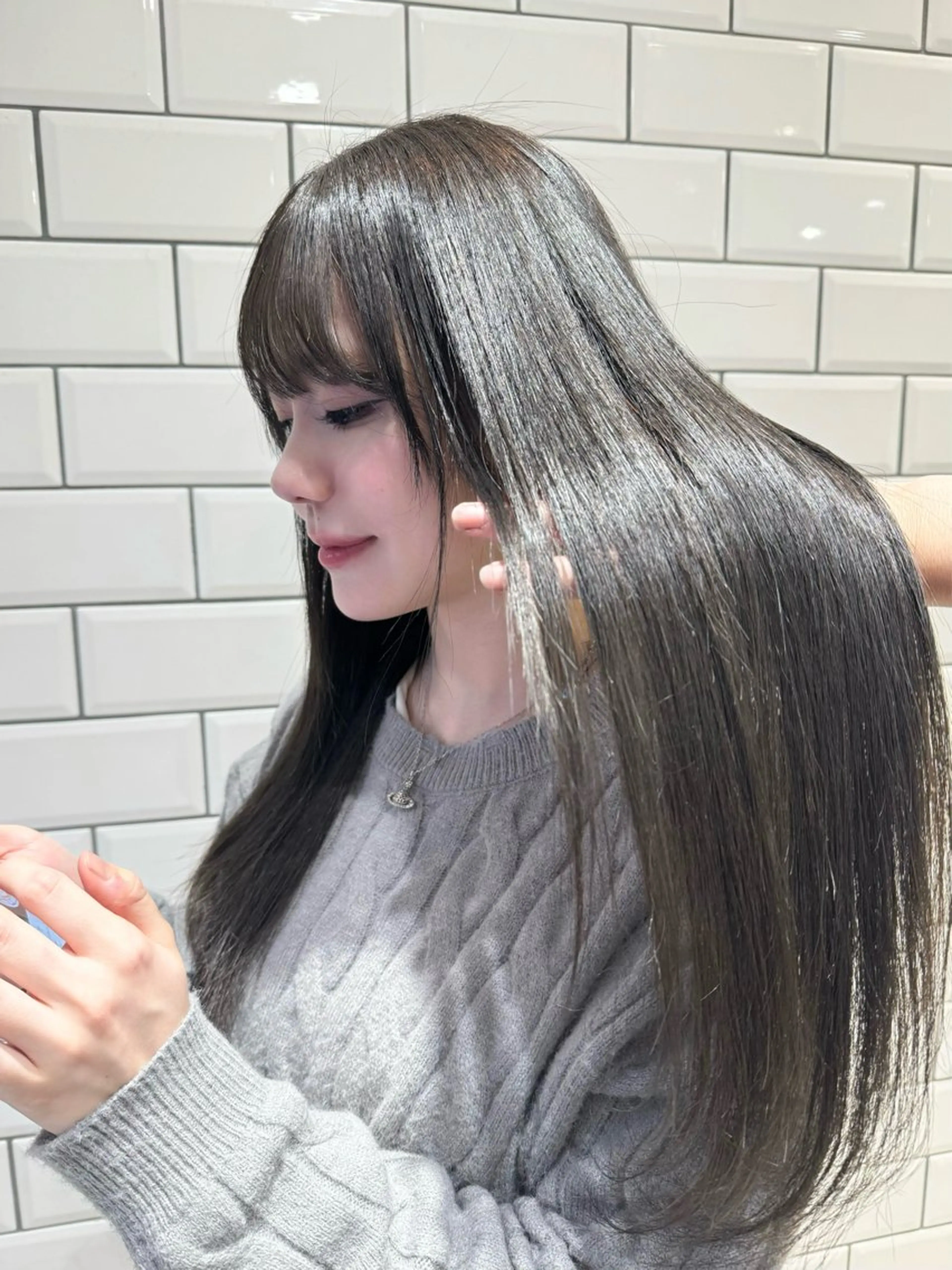 ロング カラー グレージュ オリーブグレージュ オリーブグレー costes 今井芽依のヘアスタイル