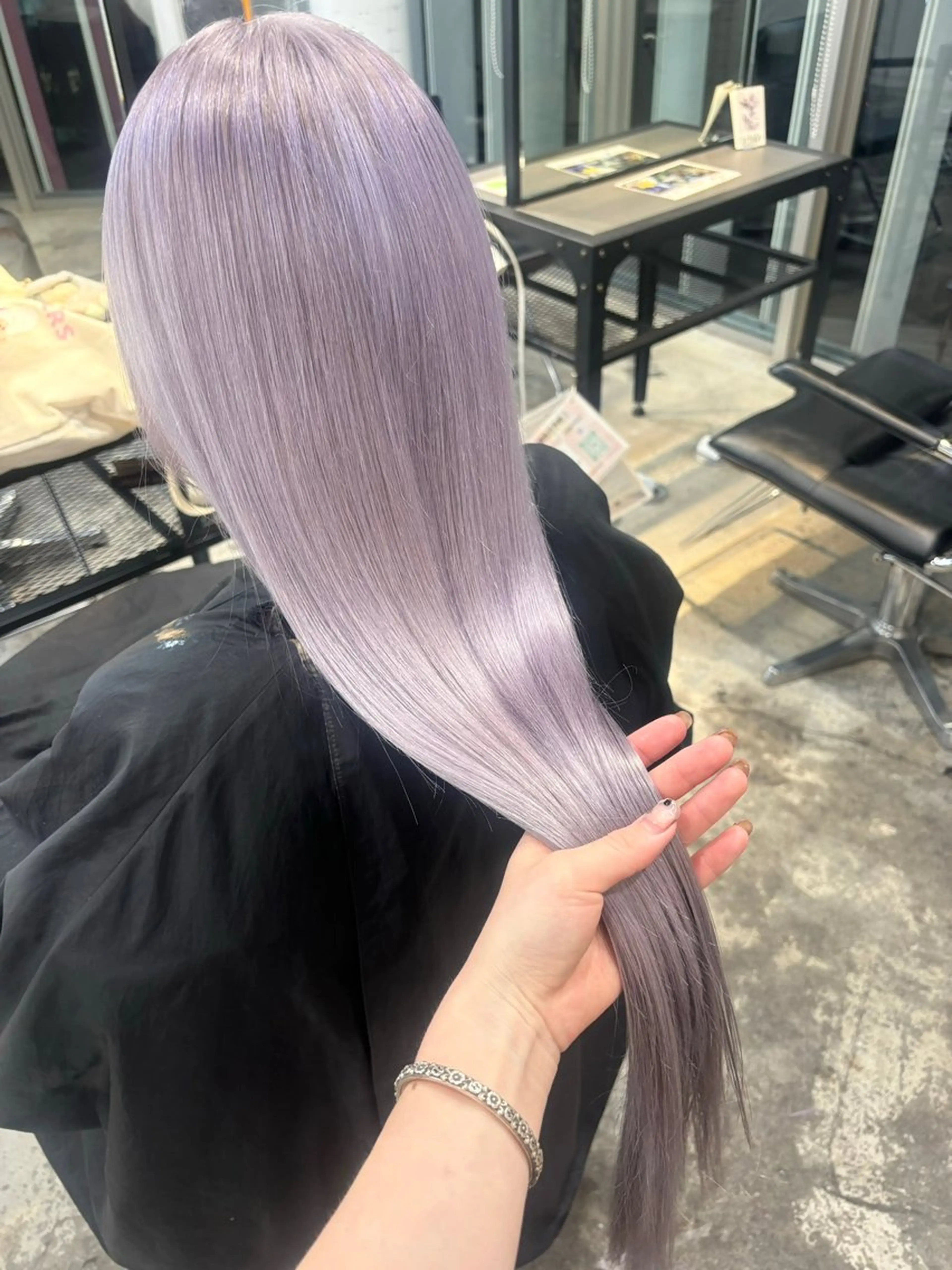 ロング カラー ヘアアレンジ ブリーチ ラベンダーカラー ヘアカラー トリートメント 🎨ハイトーン/ 切りっぱなし みつきのヘアスタイル