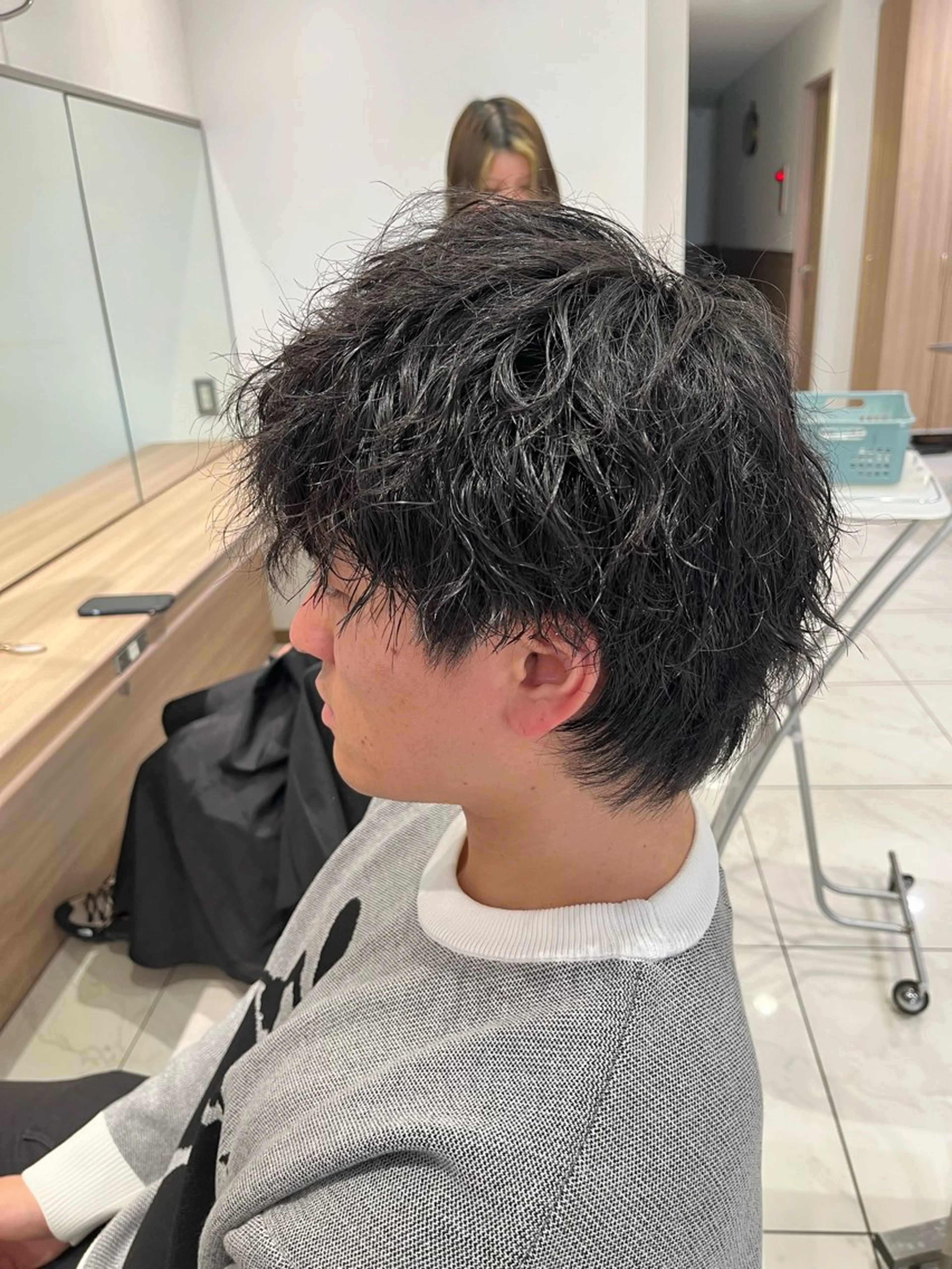 パーマ メンズ メンズブリーチ センターパート フェードカット フェザーパーマ マッシュ カット パーマ トリートメント ヘアセット 【メンズパーマ✨️ 髪質改善矯正】岩城のヘアスタイル