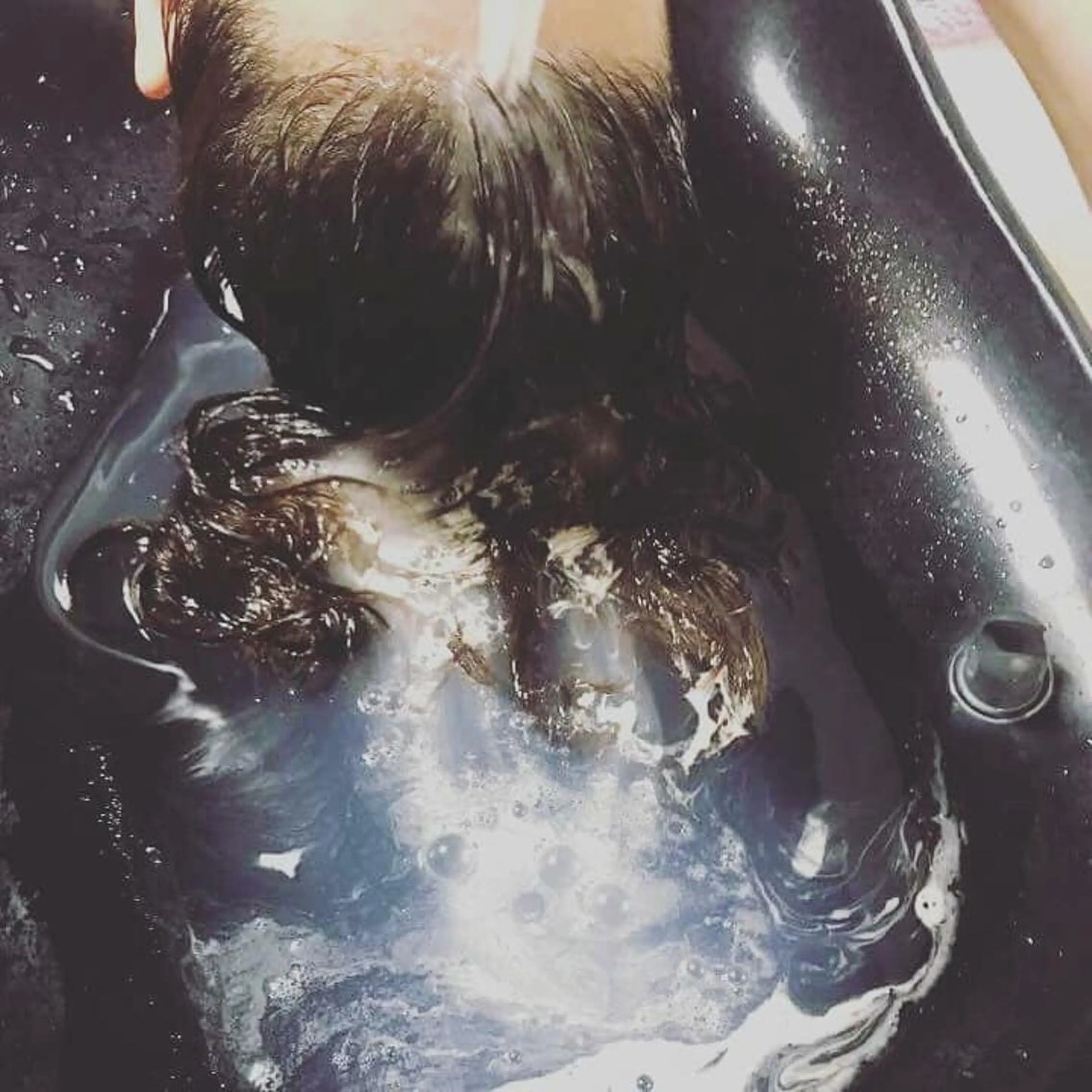 ヘッドスパ頭皮をながしてから、頭皮をもみほぐすことでリラックスできます。の写真