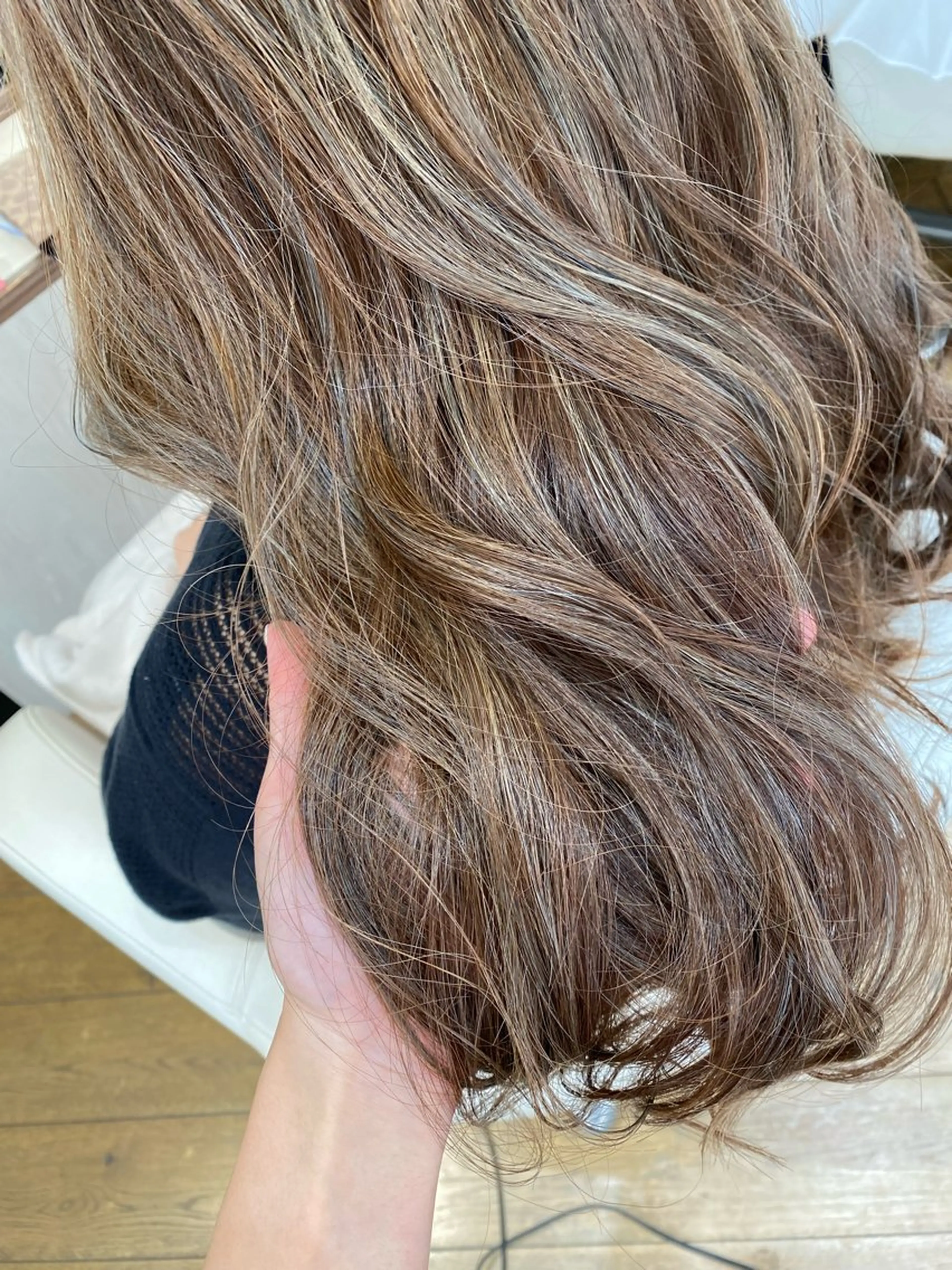 ロング アッシュ ハイライト ヘアカラー トリートメント 艶感🫧透明感カラー YUKARIのヘアスタイル