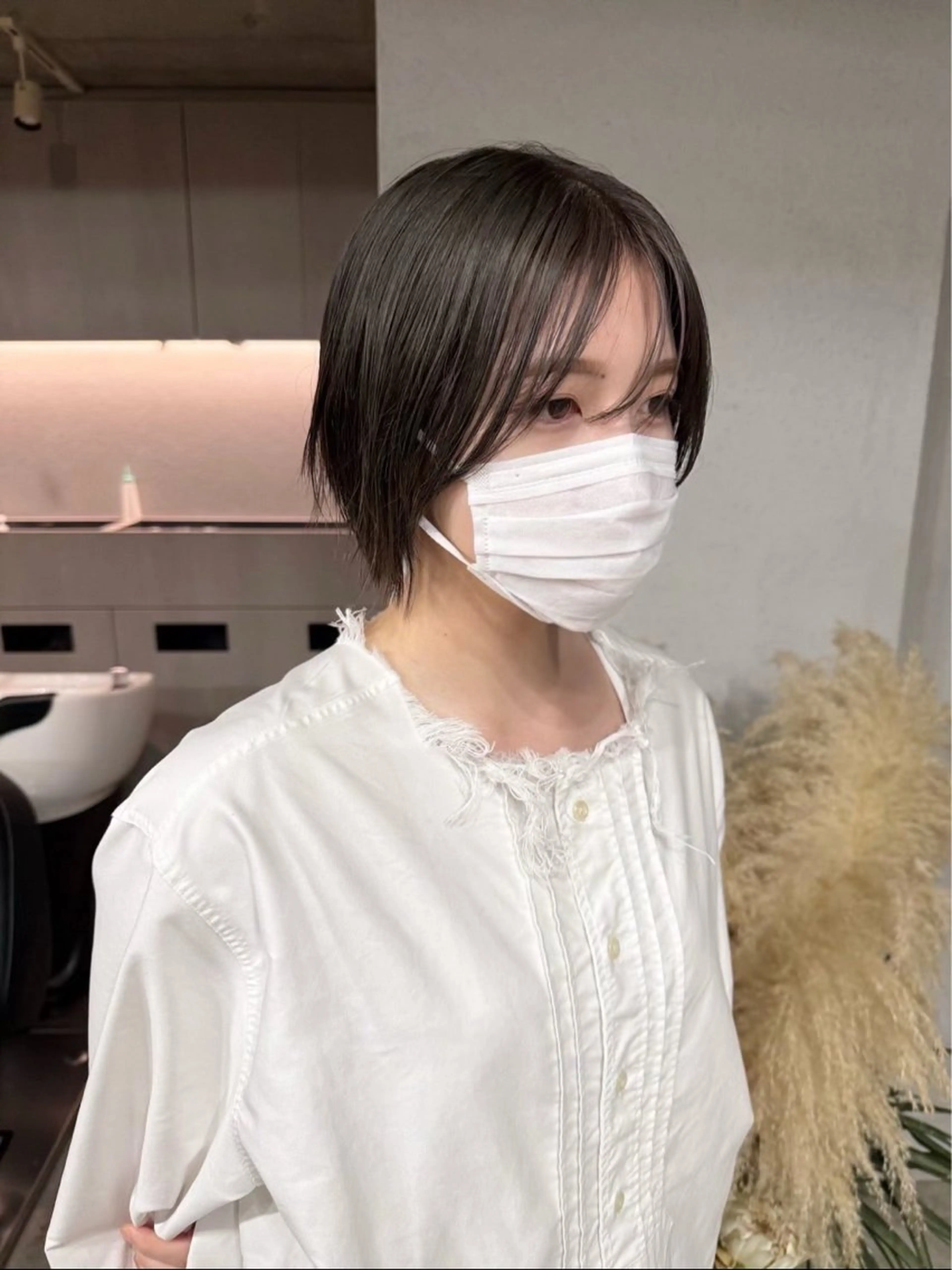 ショート カラー 曲がる縮毛矯正 センターパートのヘアスタイル