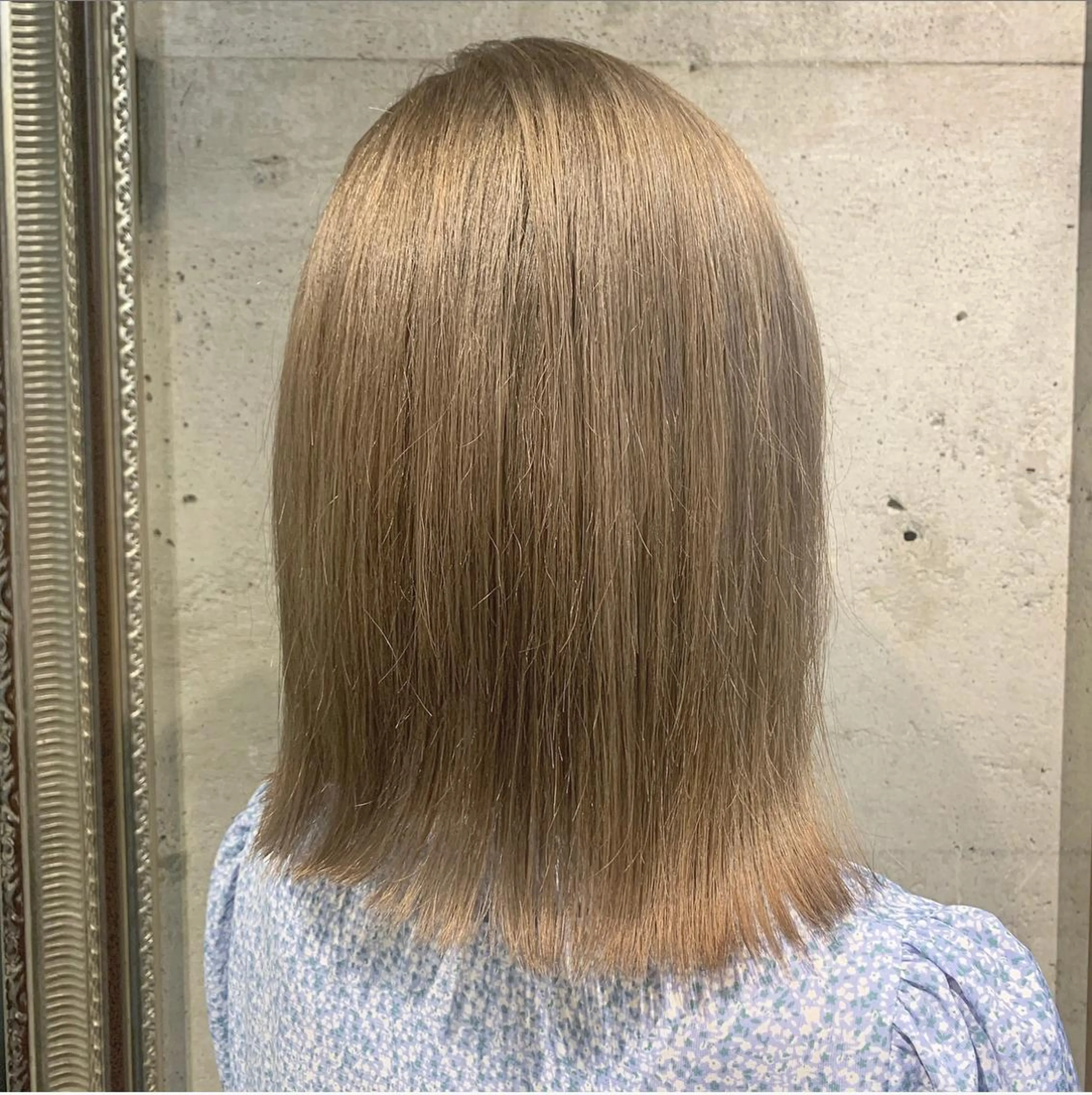 ミディアム 切りっぱなしボブ ボブ 外ハネヘア ミルクティーベージュ ブリーチ　店長　清水のヘアスタイル