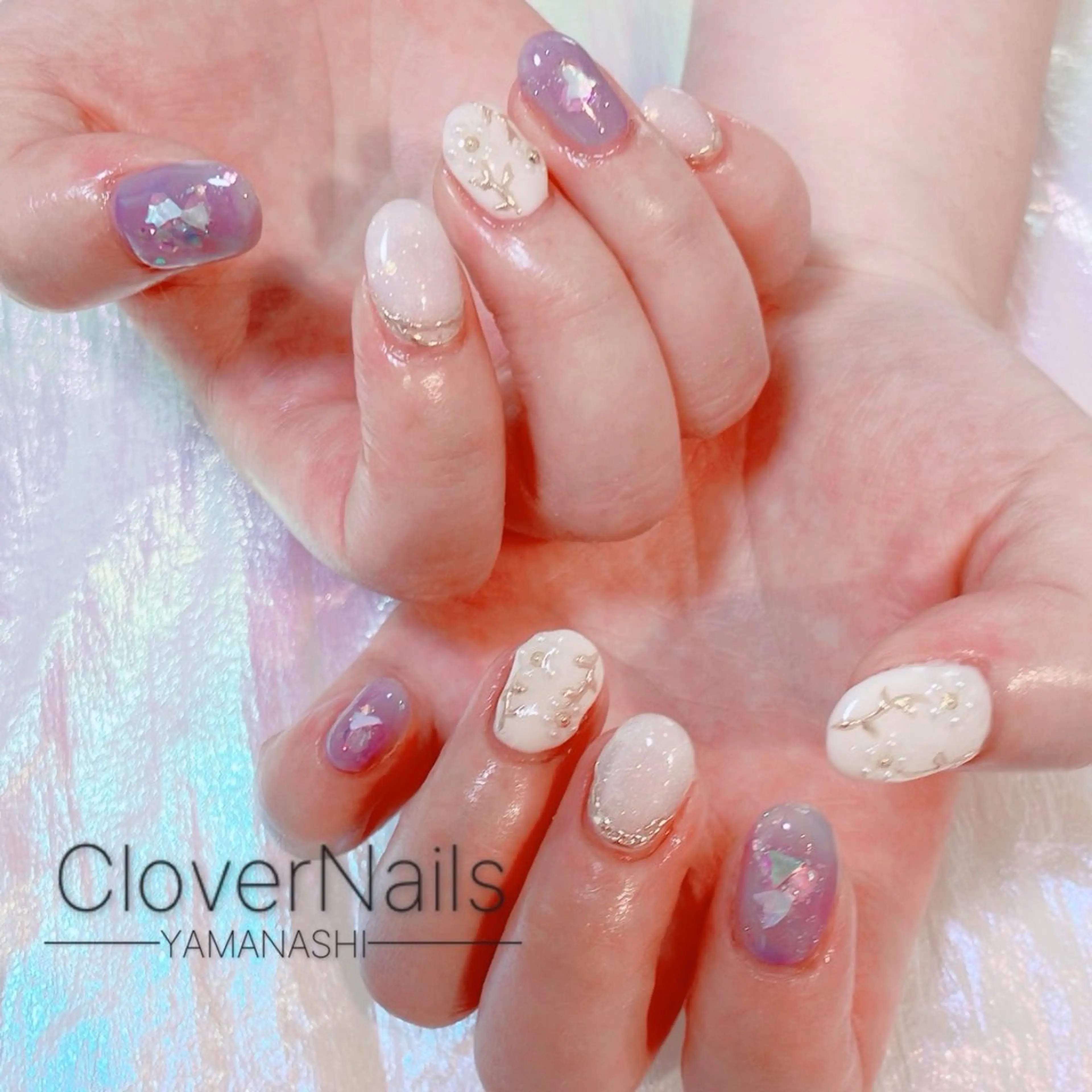 ネイル キラキラネイル 持ち込み パープル ホワイト ハンドネイル 自宅ネイルサロン クロバーネイルのネイルデザイン