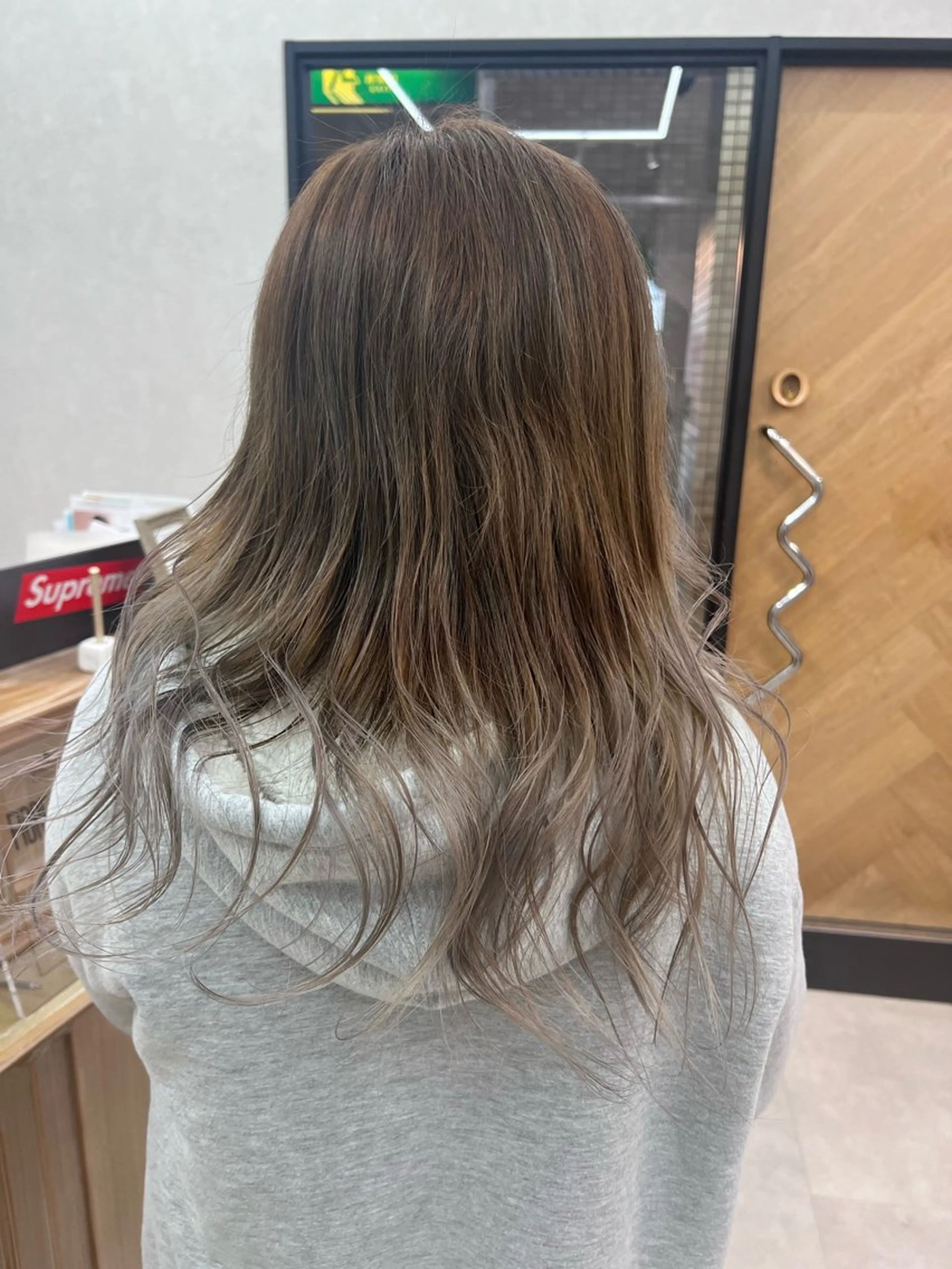 セミロング カラー ブリーチ デザインカラー 岡島 実里のヘアスタイル