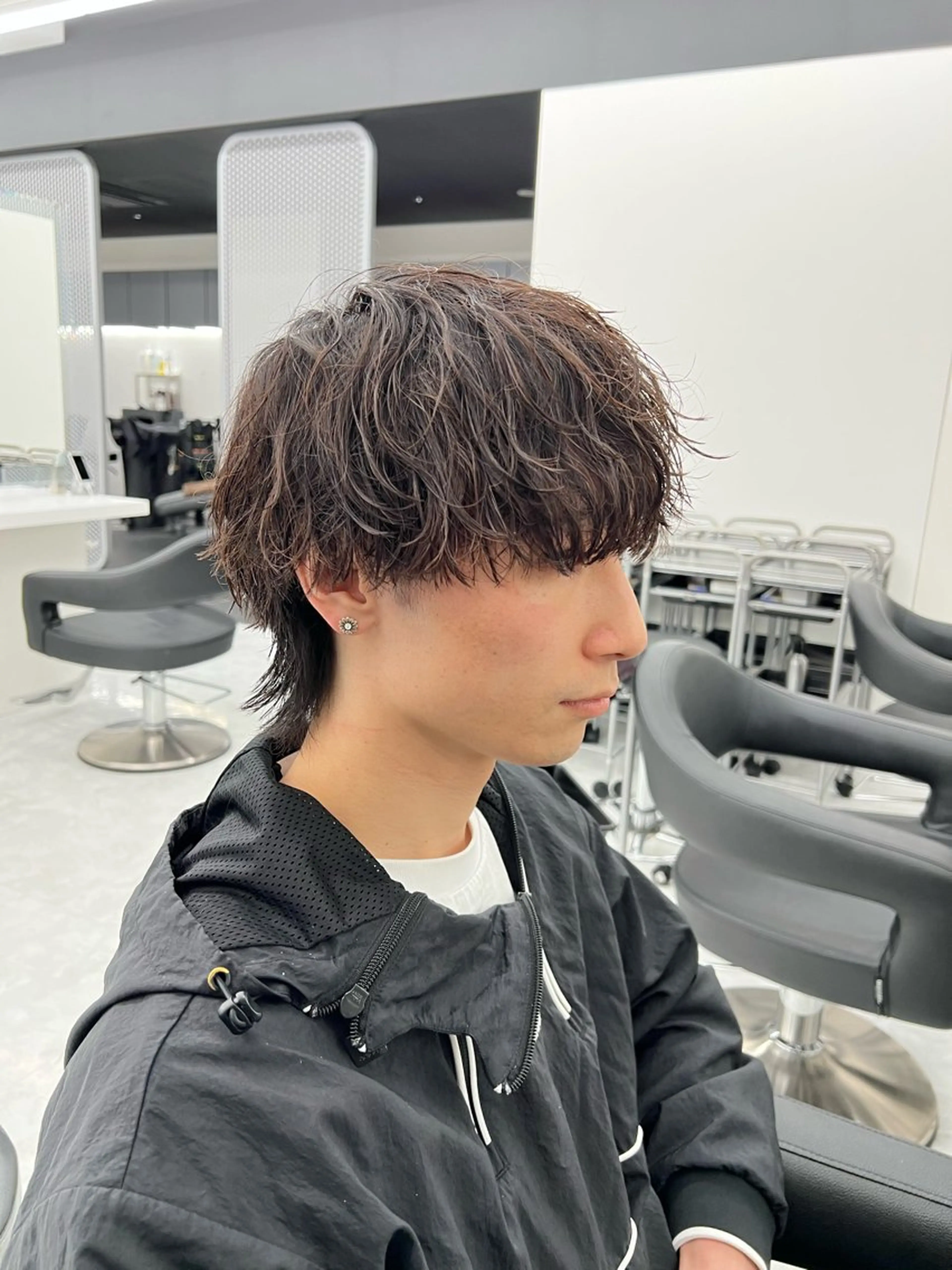 ミディアム パーマ メンズ ミディアムパーマ センターパート メンズ韓国風 韓国マッシュ マッシュウルフ メンズパーマ特化 TAIGAのヘアスタイル