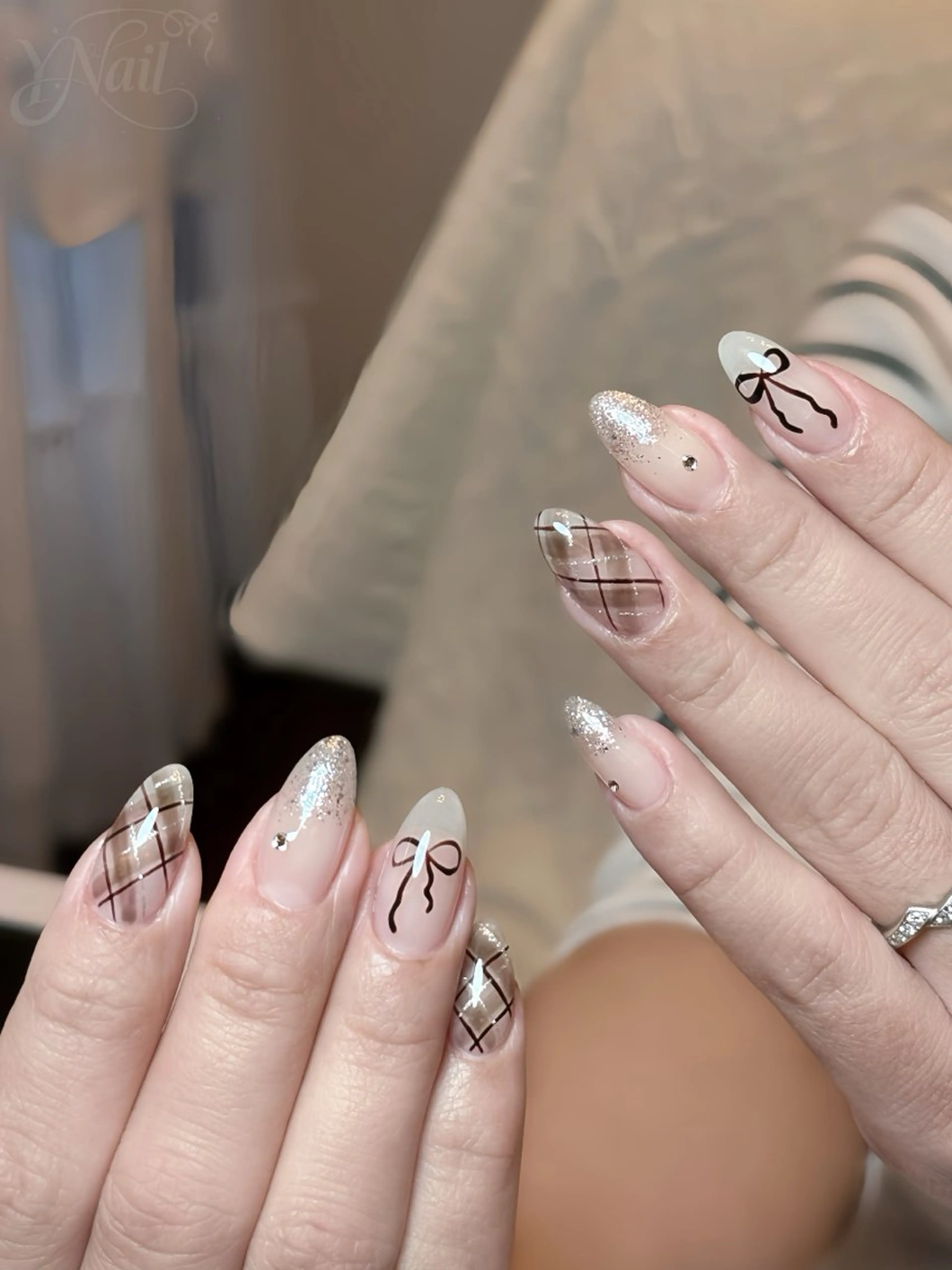 ネイル ブラウン ラメ(グリッター) リボン ハンドネイル Y. Nailのネイルデザイン