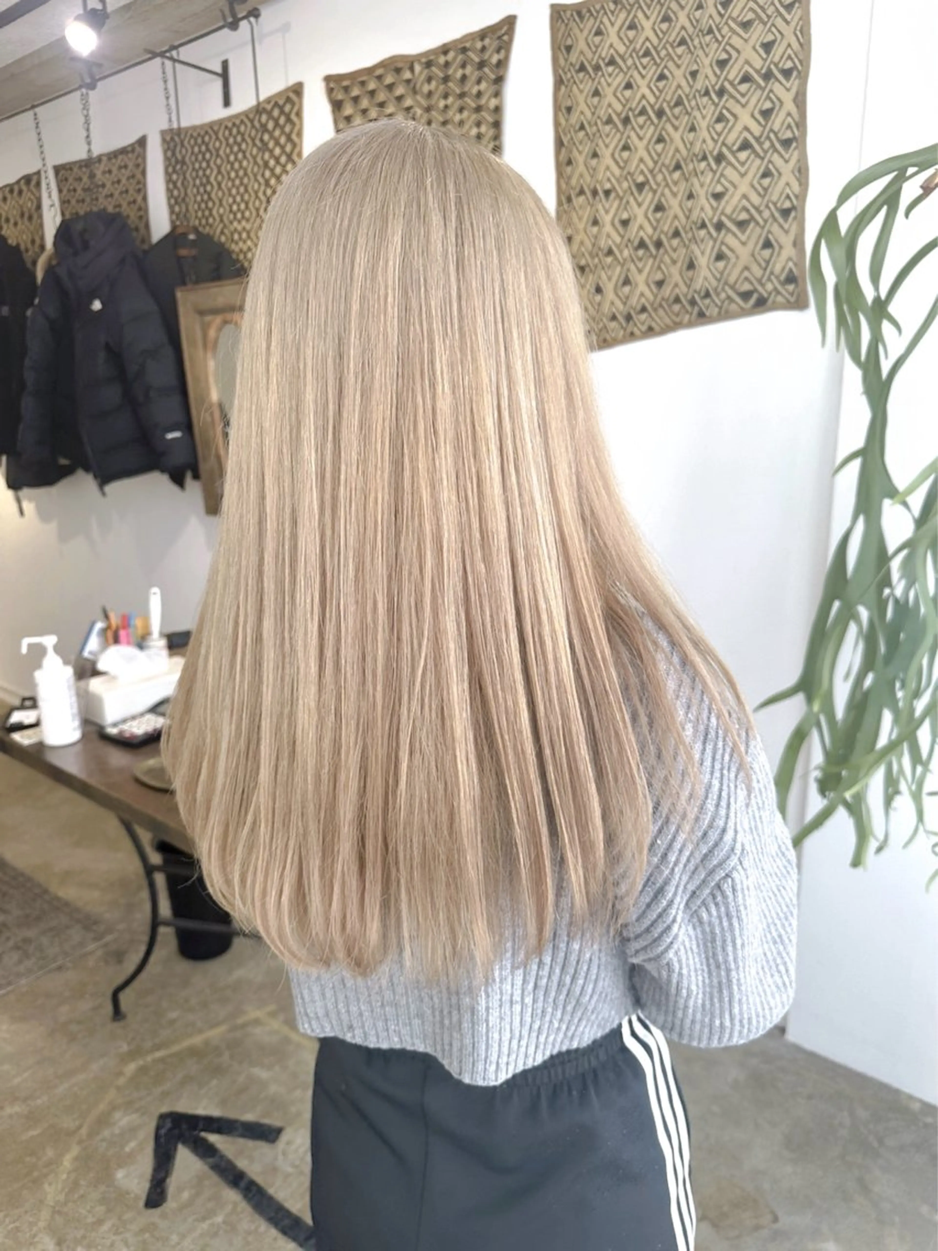 ロング カラー ベージュカラー ブリーチ ホワイトベージュ カット ヘアカラー トリートメント 小野江 祐李のヘアスタイル