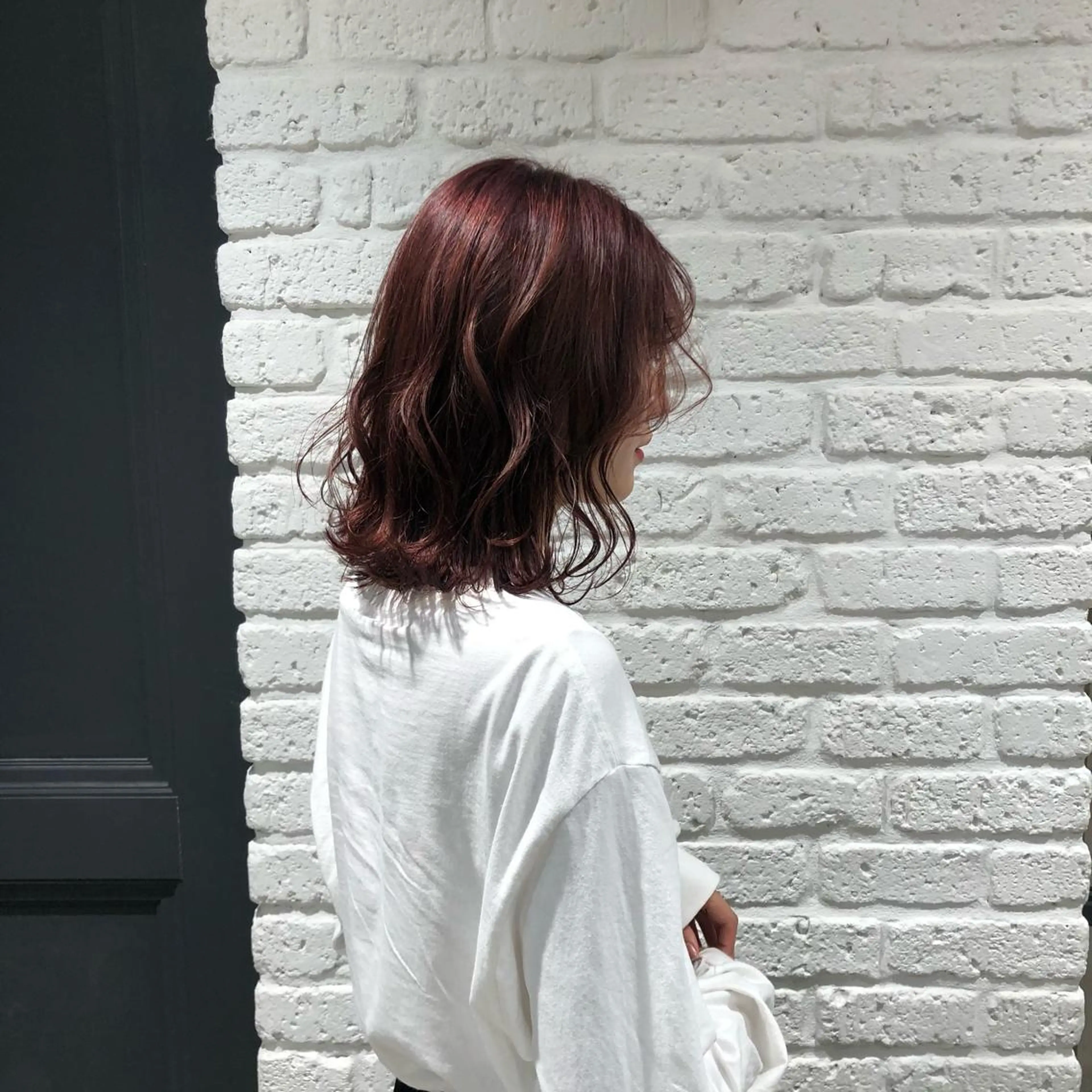 ミディアム カラー パーマ ブルーカラー ブルーバイオレット バイオレットカラー 外ハネヘア 山田 博仁のヘアスタイル