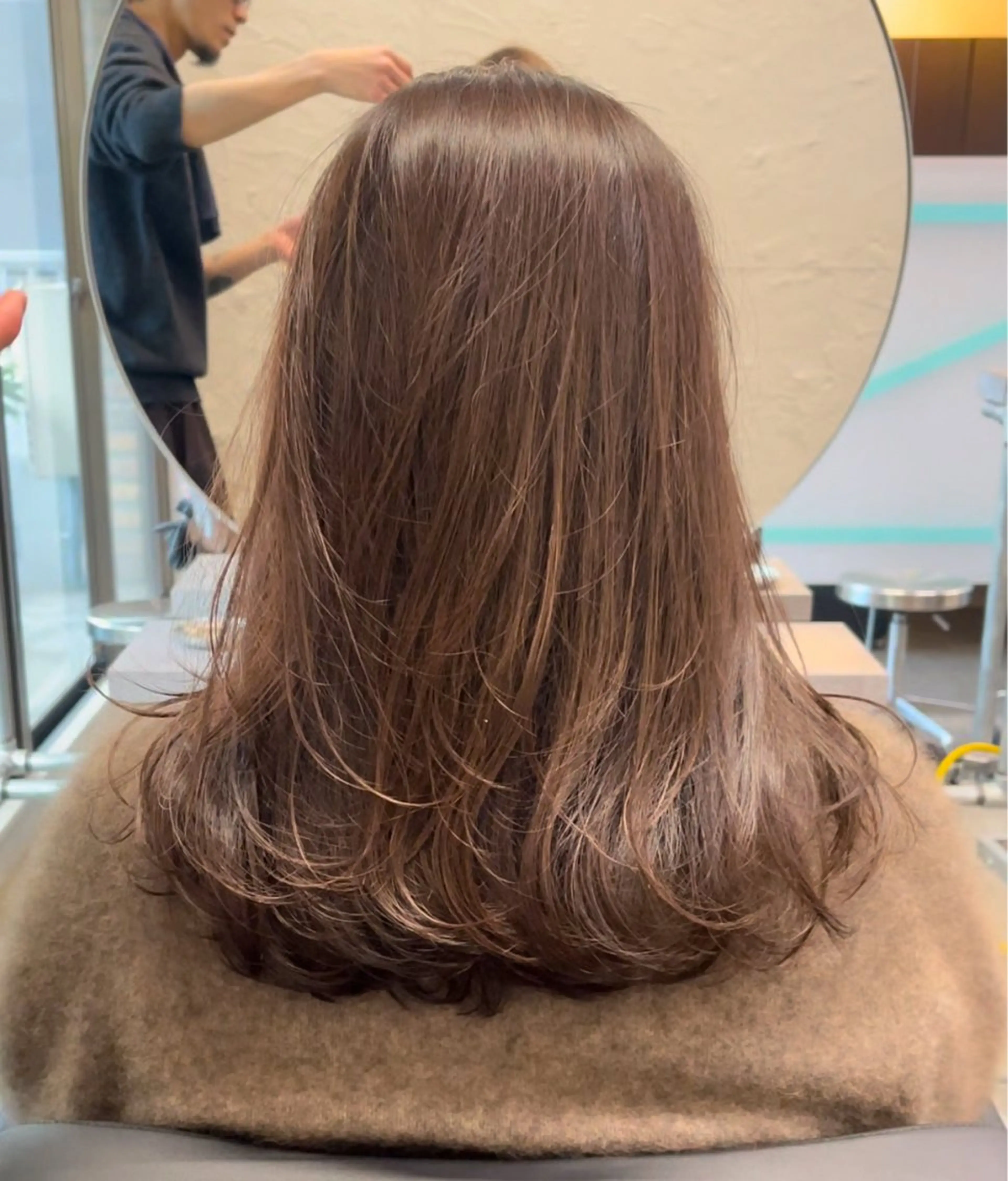 ミディアム 顔まわりレイヤー デザインカットのヘアスタイル