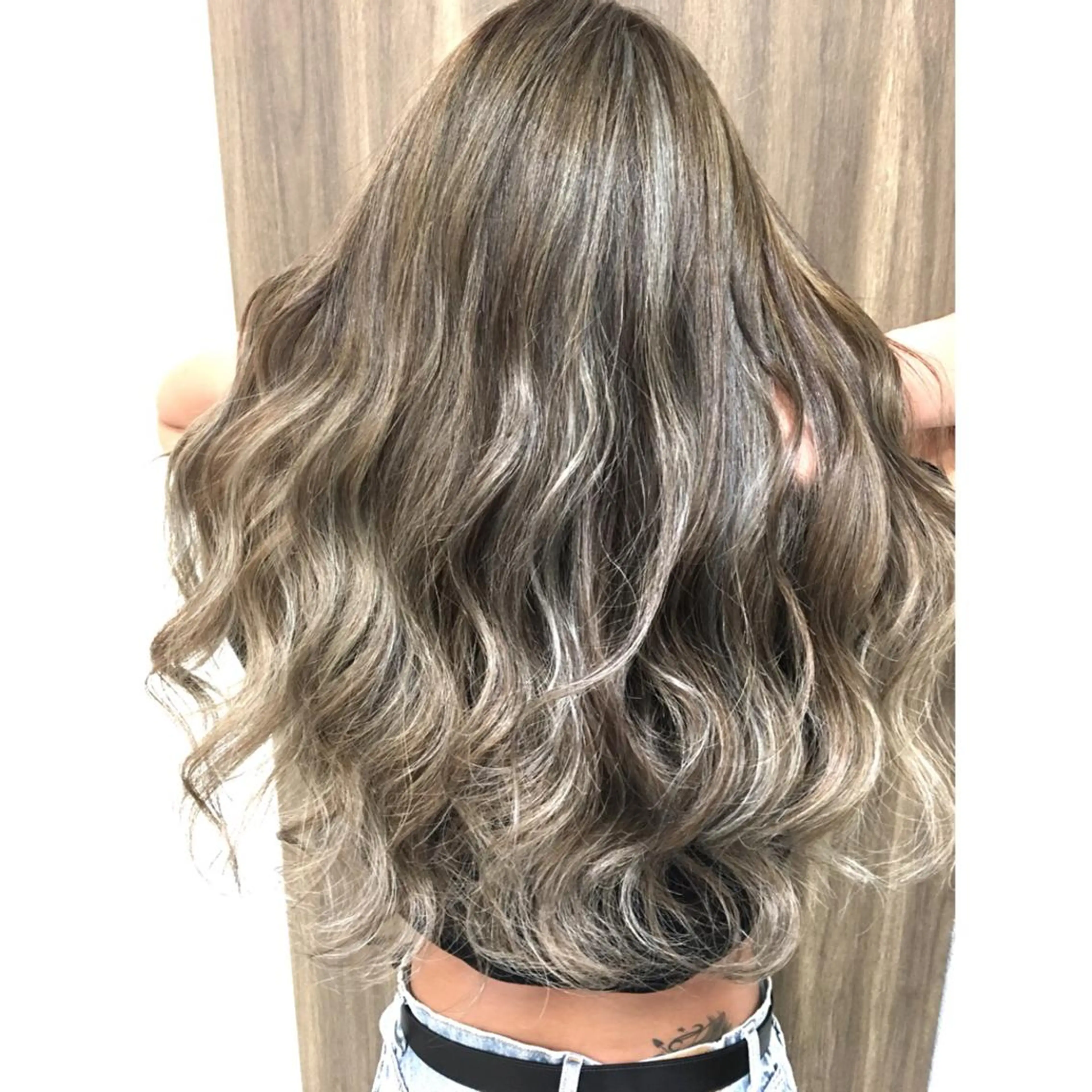 ロング カラー ハイライトカラー シルバー 3Dハイライト ハイライト ヘアカラー トリートメント 井上 一平のヘアスタイル