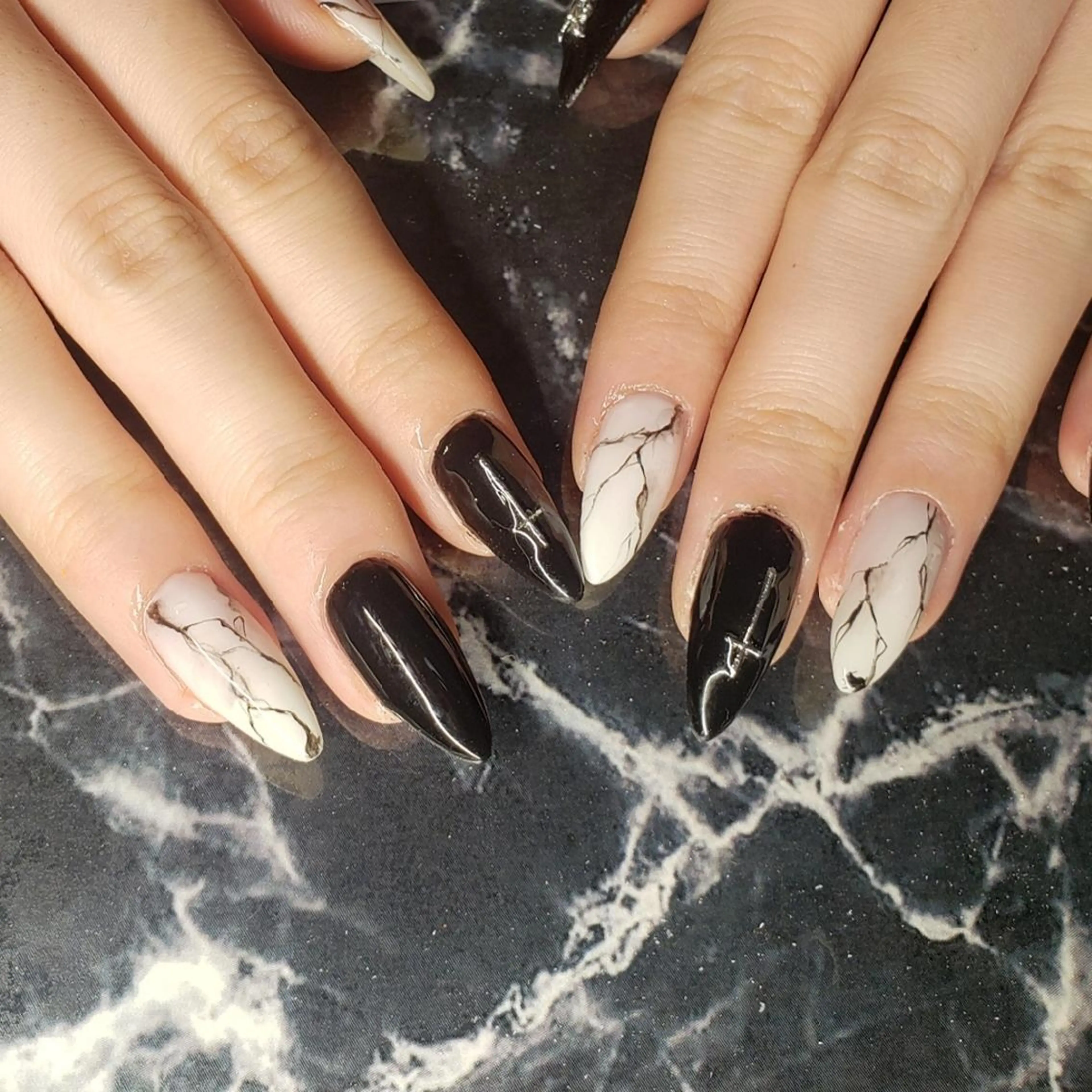 ミディアム ネイル クロキ 。のネイルデザイン