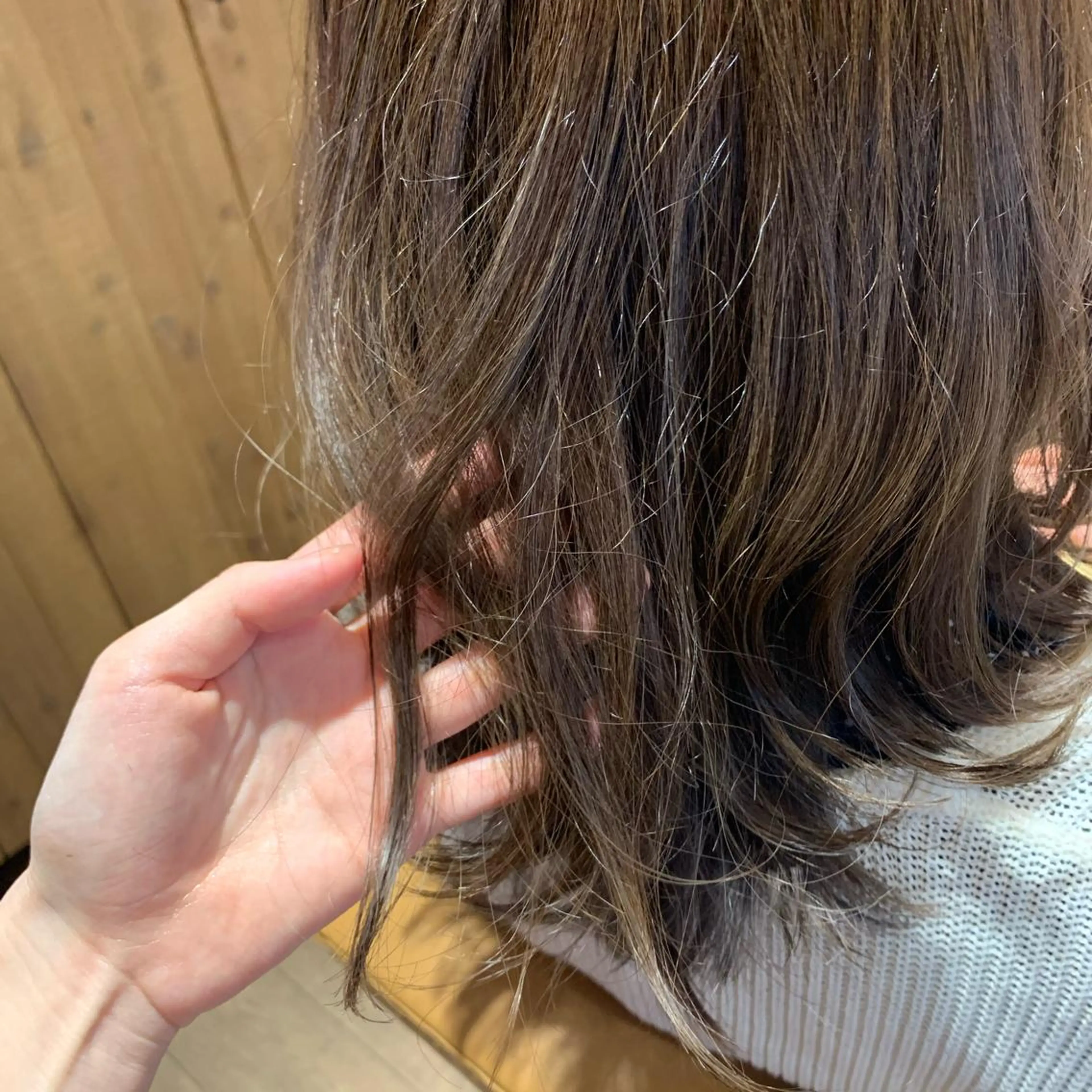 ミディアム カット ヘアカラー トリートメント CHIC 岩下真衣のヘアスタイル