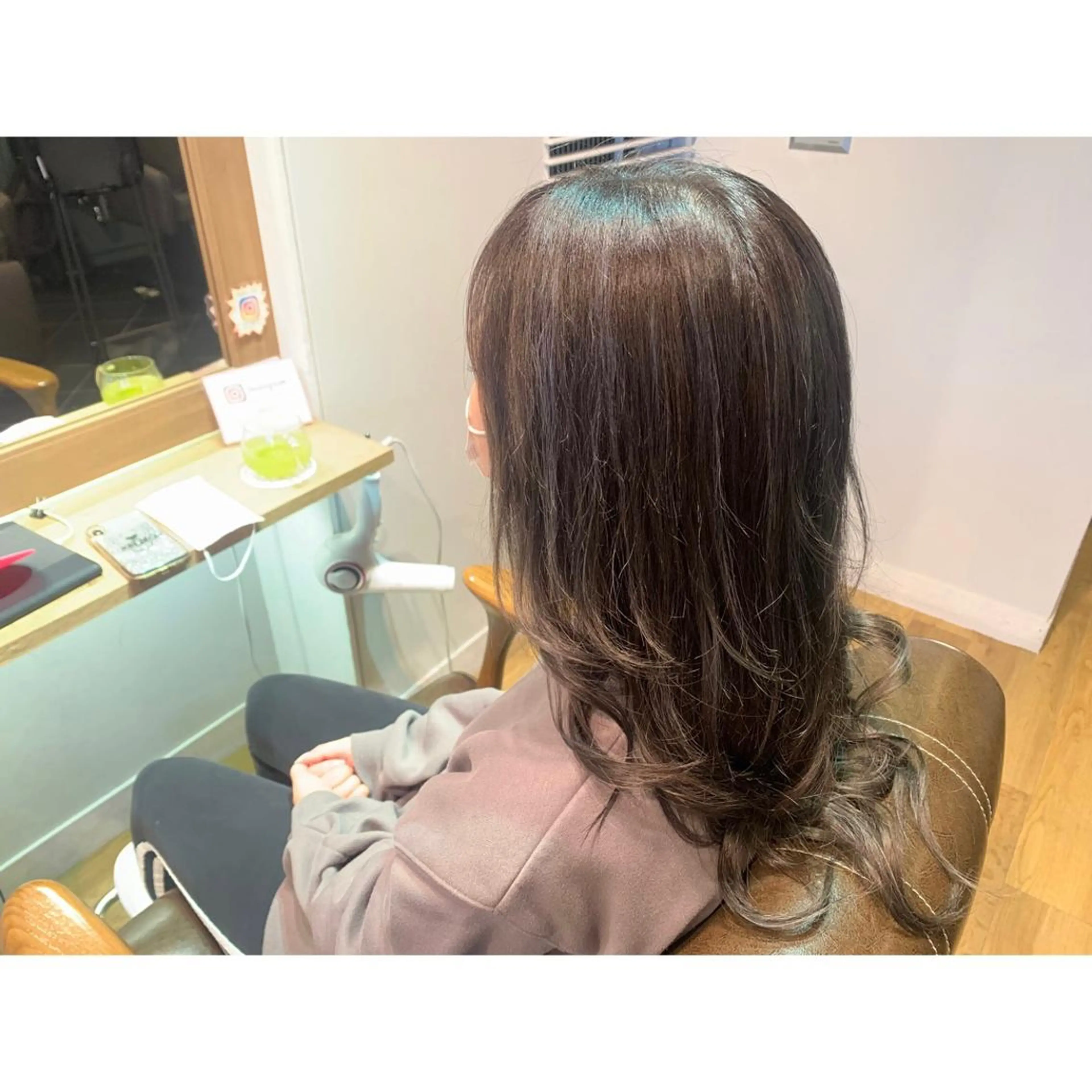ロング カラー アッシュ ベージュカラー ハイライトカラー シルバー ハイライト ヘアカラー トリートメント ツキダテ ユイのヘアスタイル