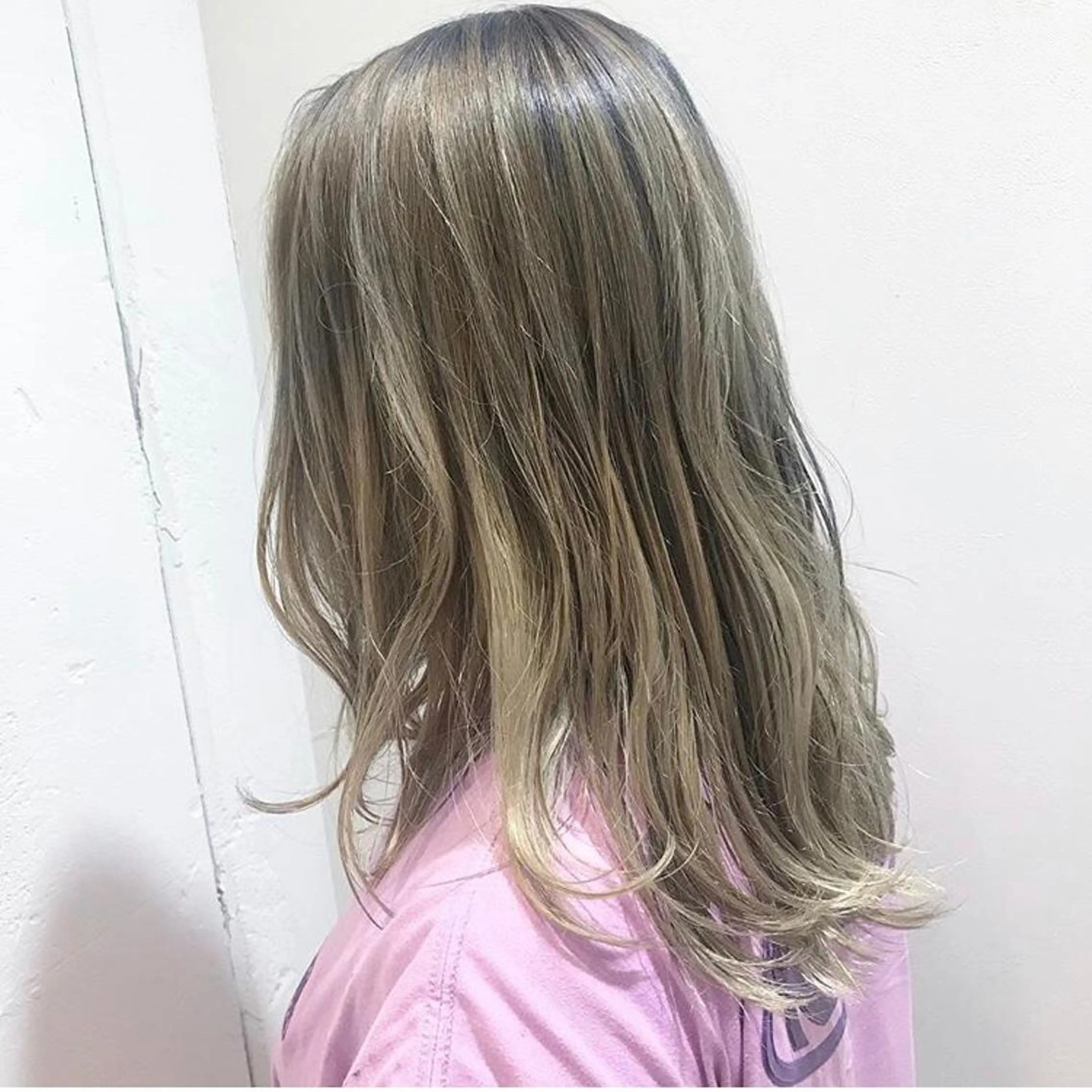 カラー ヘアカラー 西田 優菜のヘアスタイル