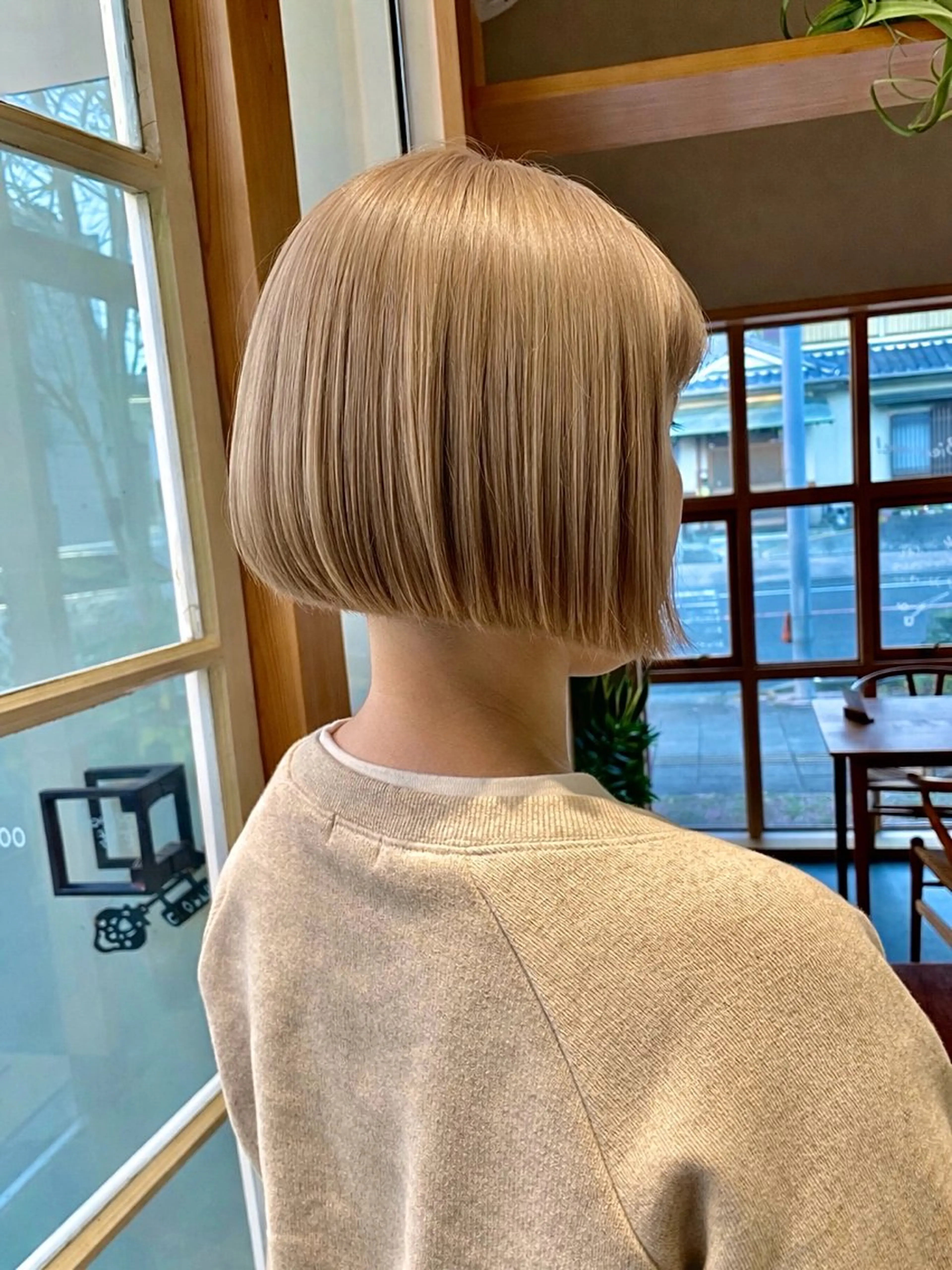 ショート カラー 抜きっぱなしブロンド ブロンド ボブ カット 伊東 咲織のヘアスタイル